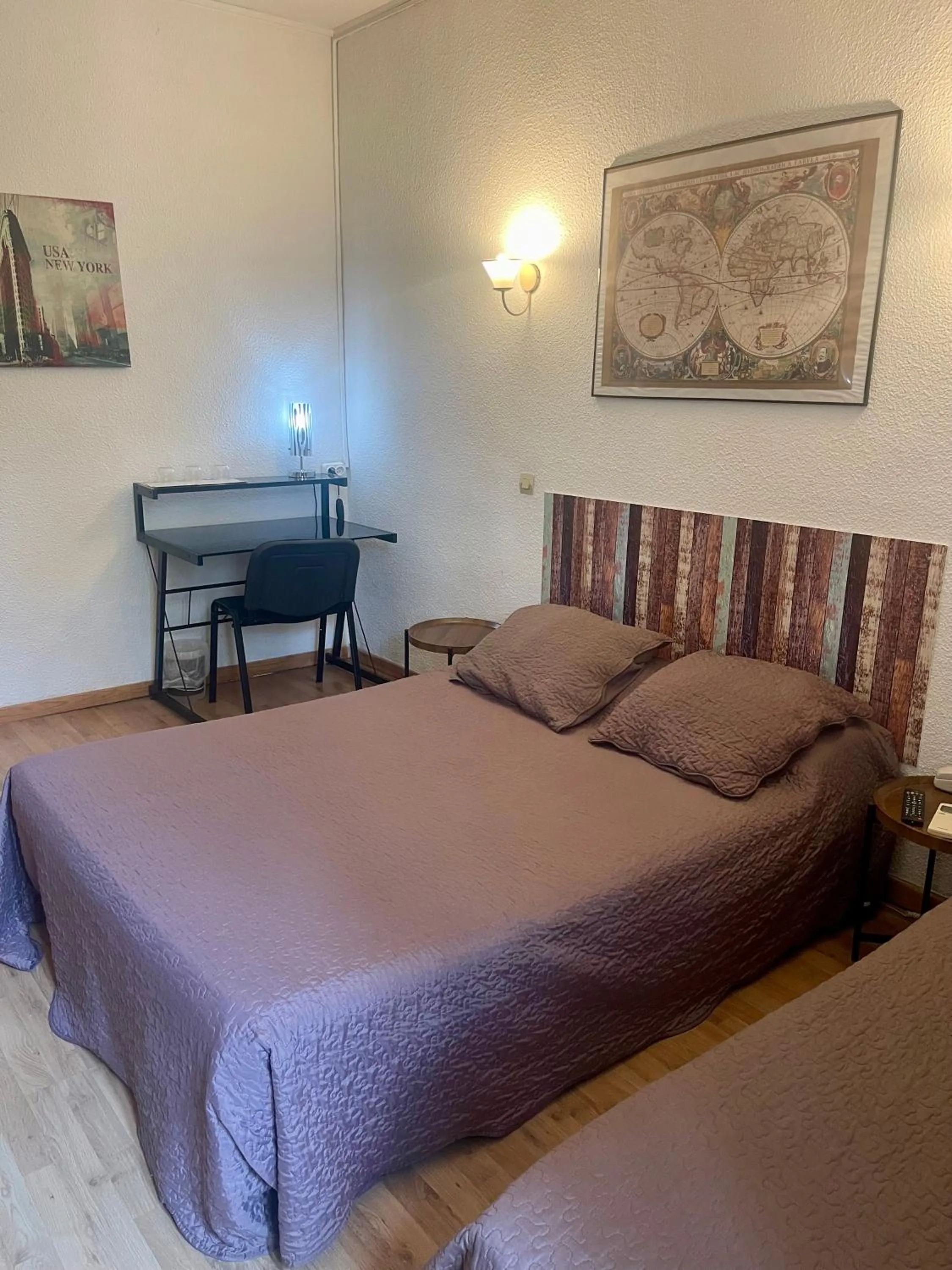 Photo of the whole room in Hotel Alexander