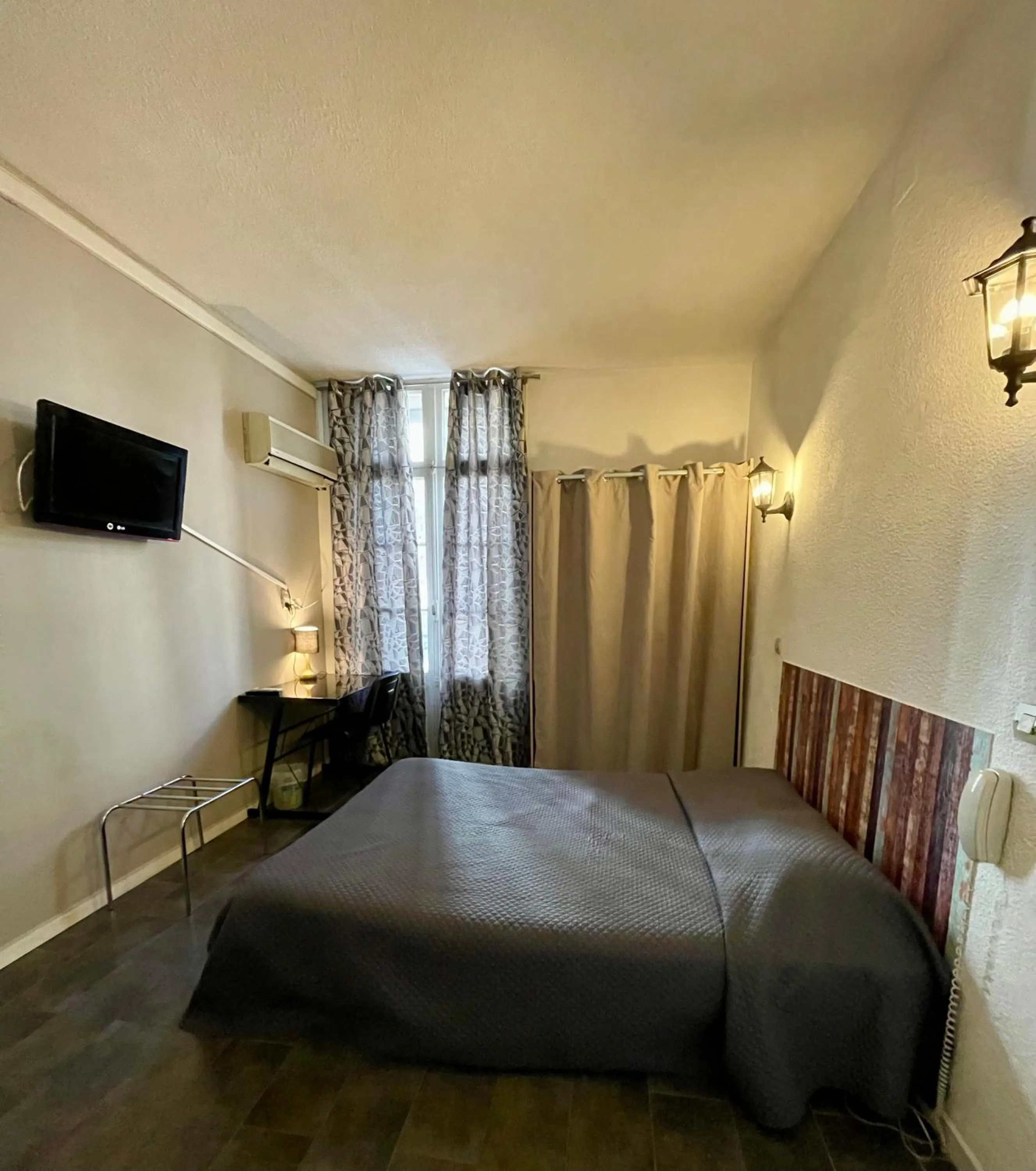 Photo of the whole room in Hotel Alexander