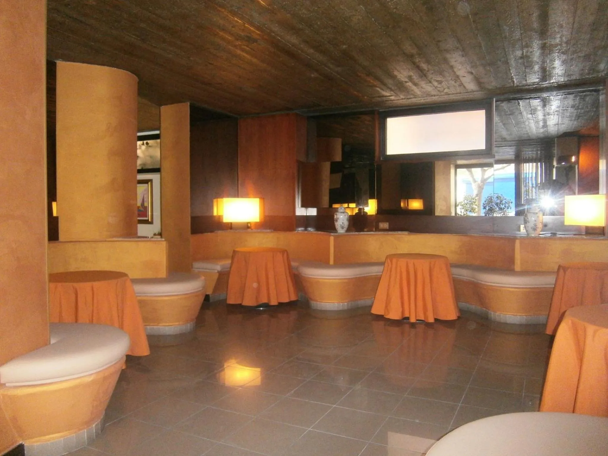 Restaurant/places to eat in Hotel Corona