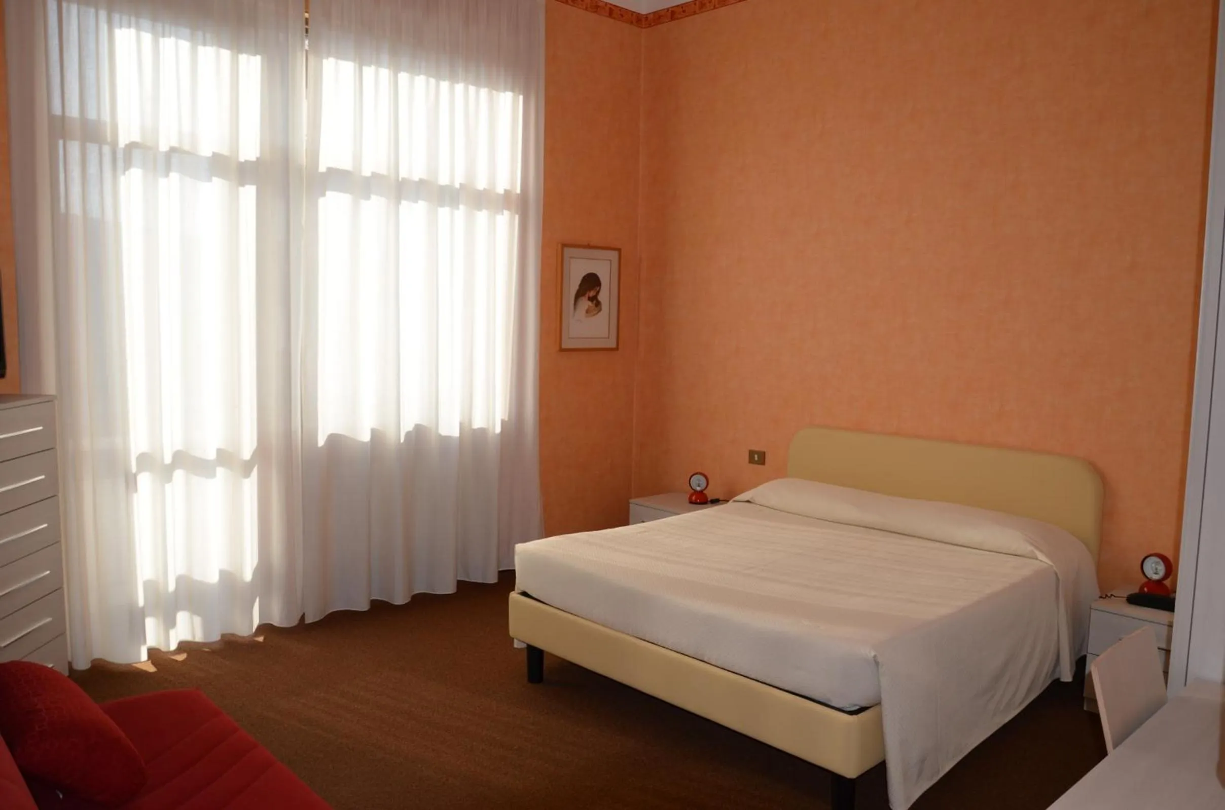 Photo of the whole room in Hotel Corona