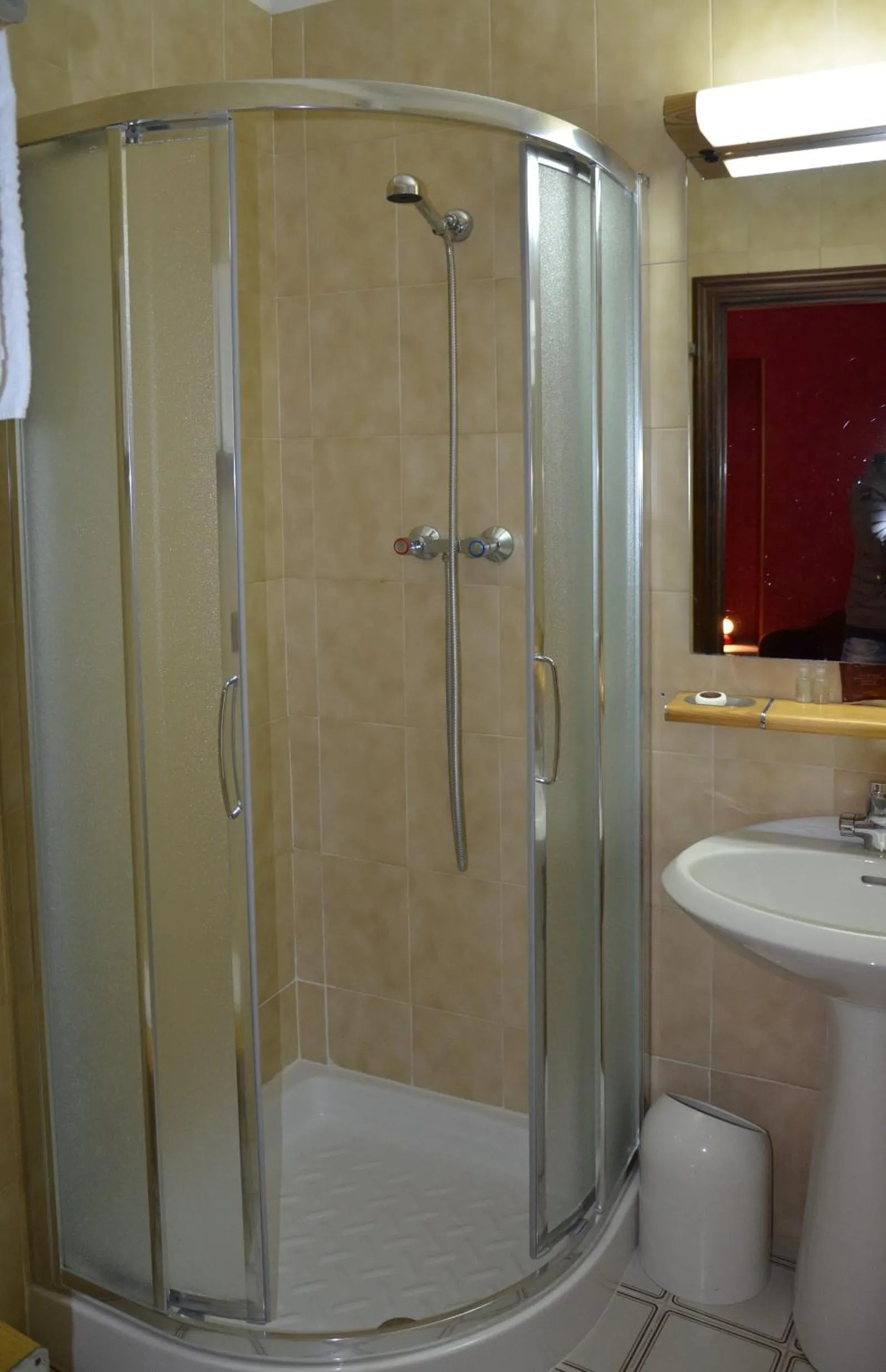 Shower in Hotel Corona