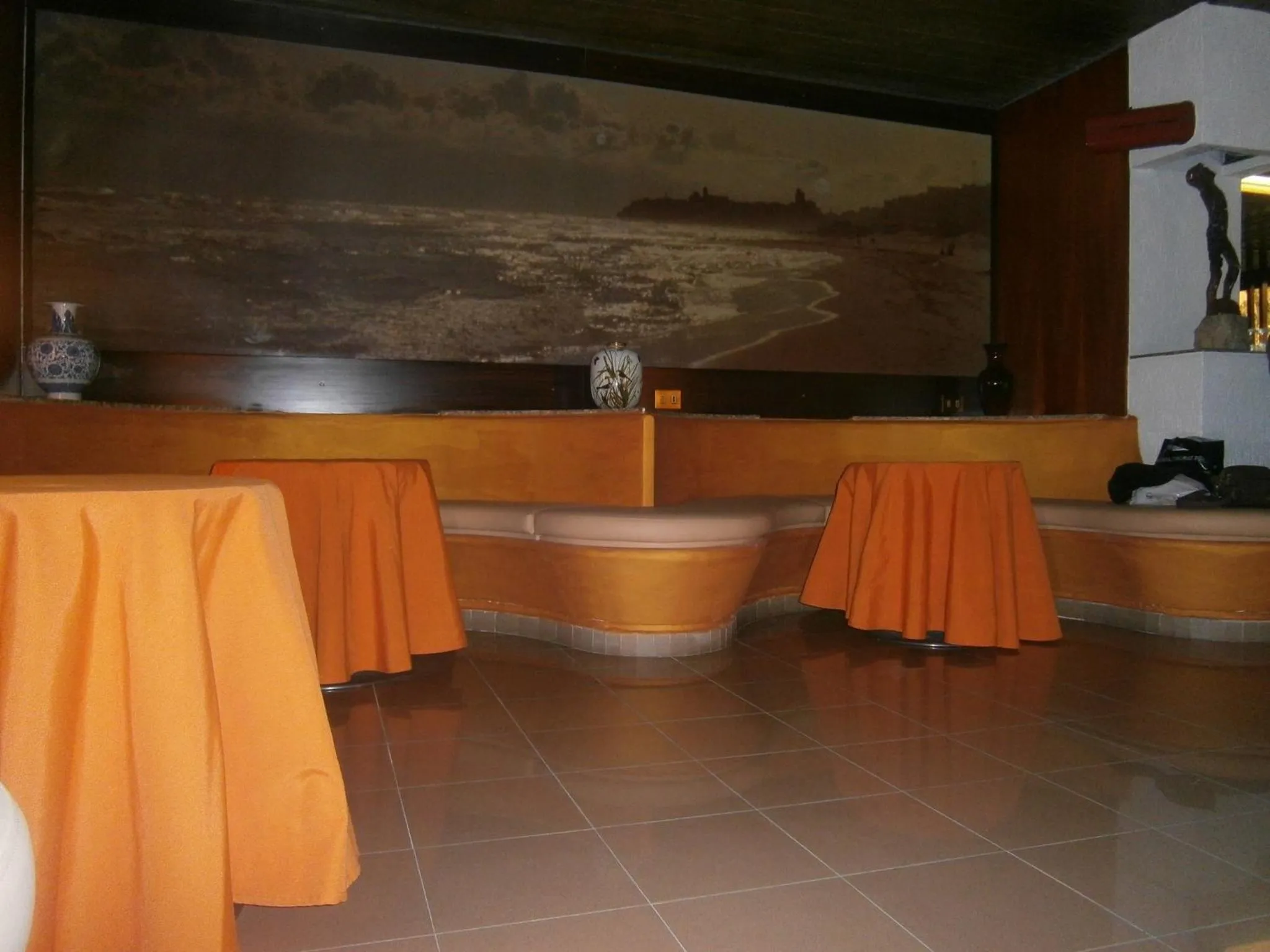 Restaurant/places to eat in Hotel Corona