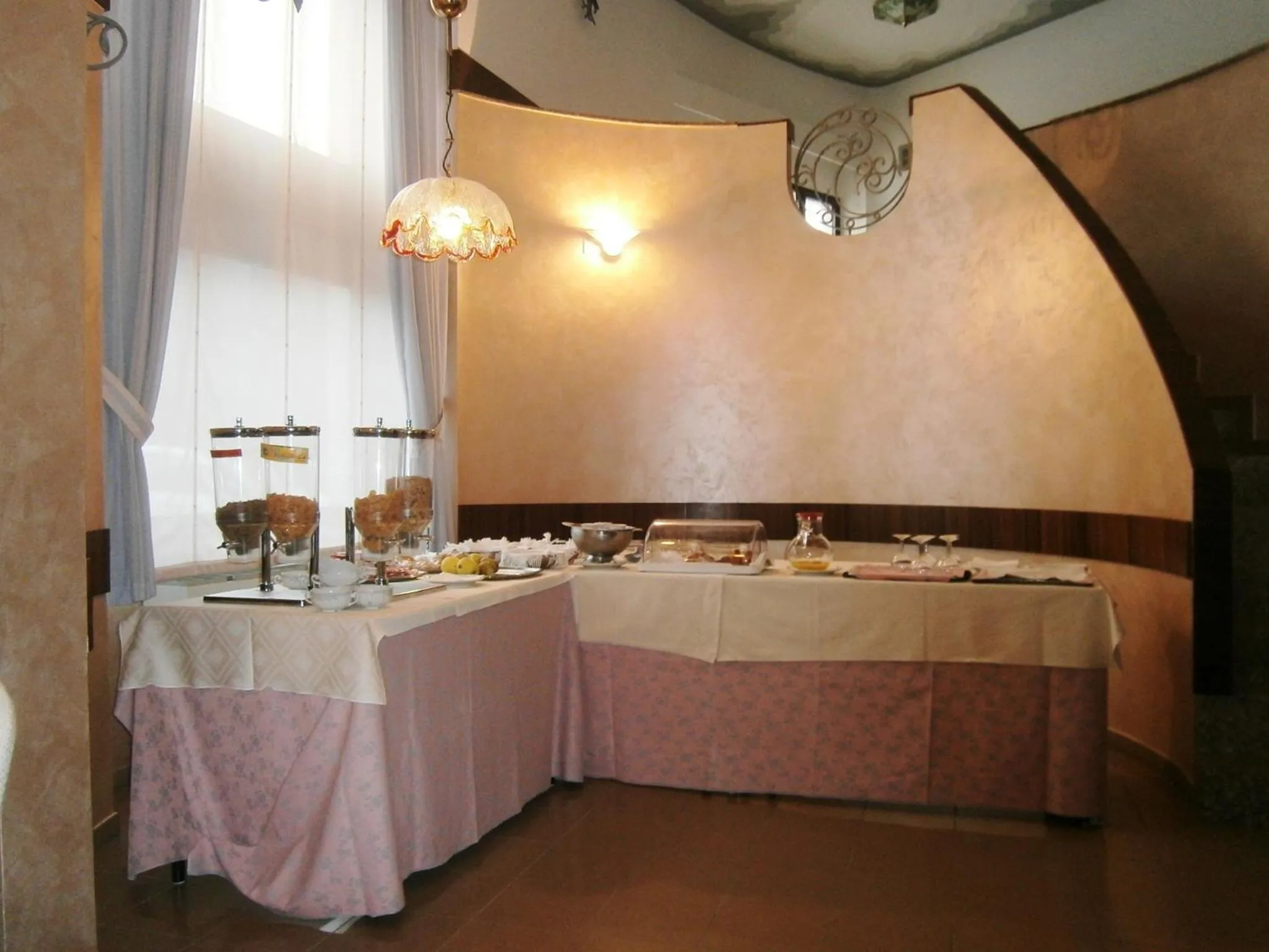 Restaurant/places to eat in Hotel Corona