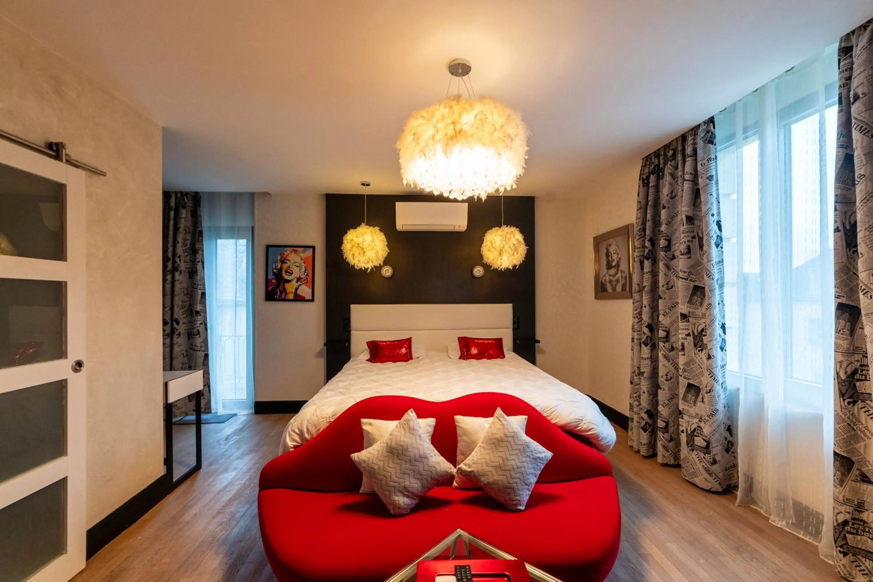 Photo of the whole room in Les Étoiles