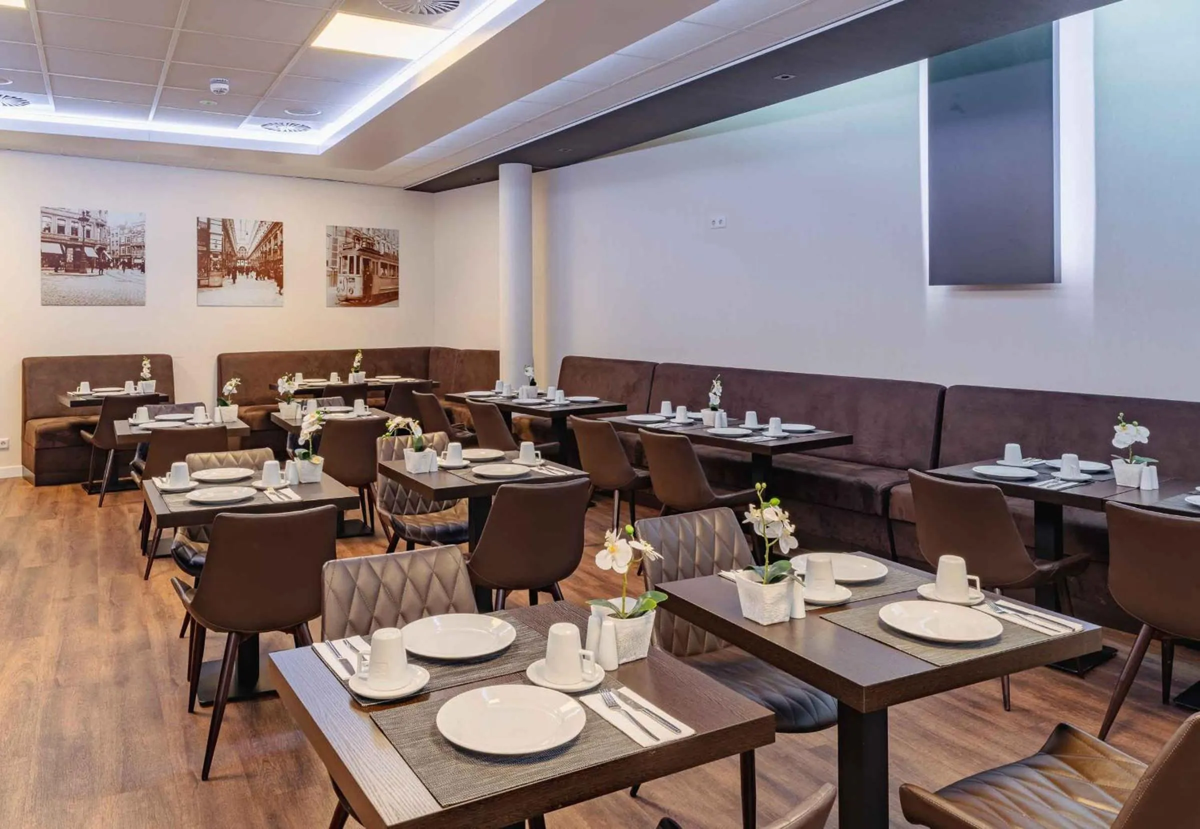 Restaurant/places to eat in PLAZA Premium Den Haag City Center