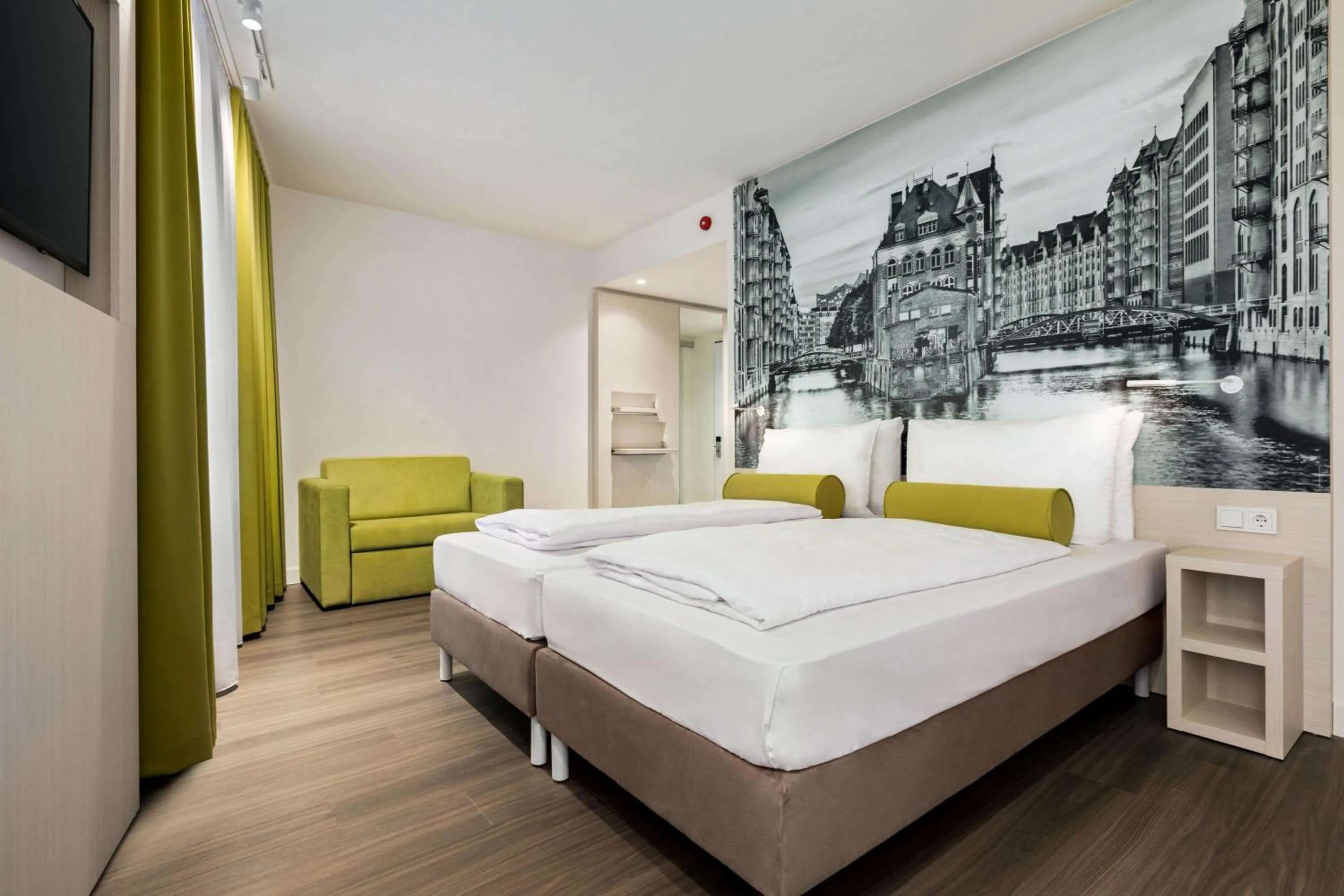 Bed in Super 8 by Wyndham Hamburg Mitte