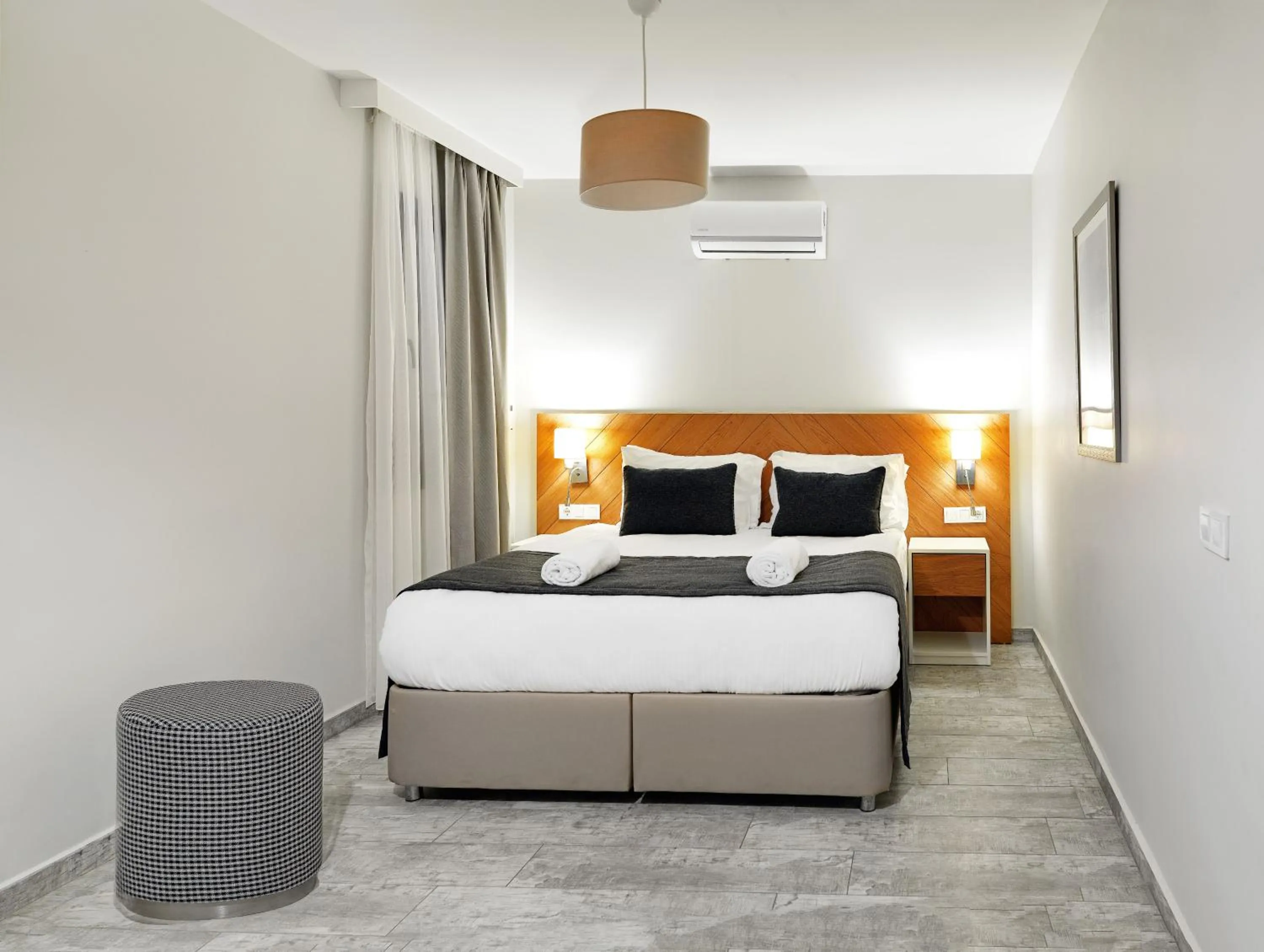 Bedroom, Bed in Dorman Suites