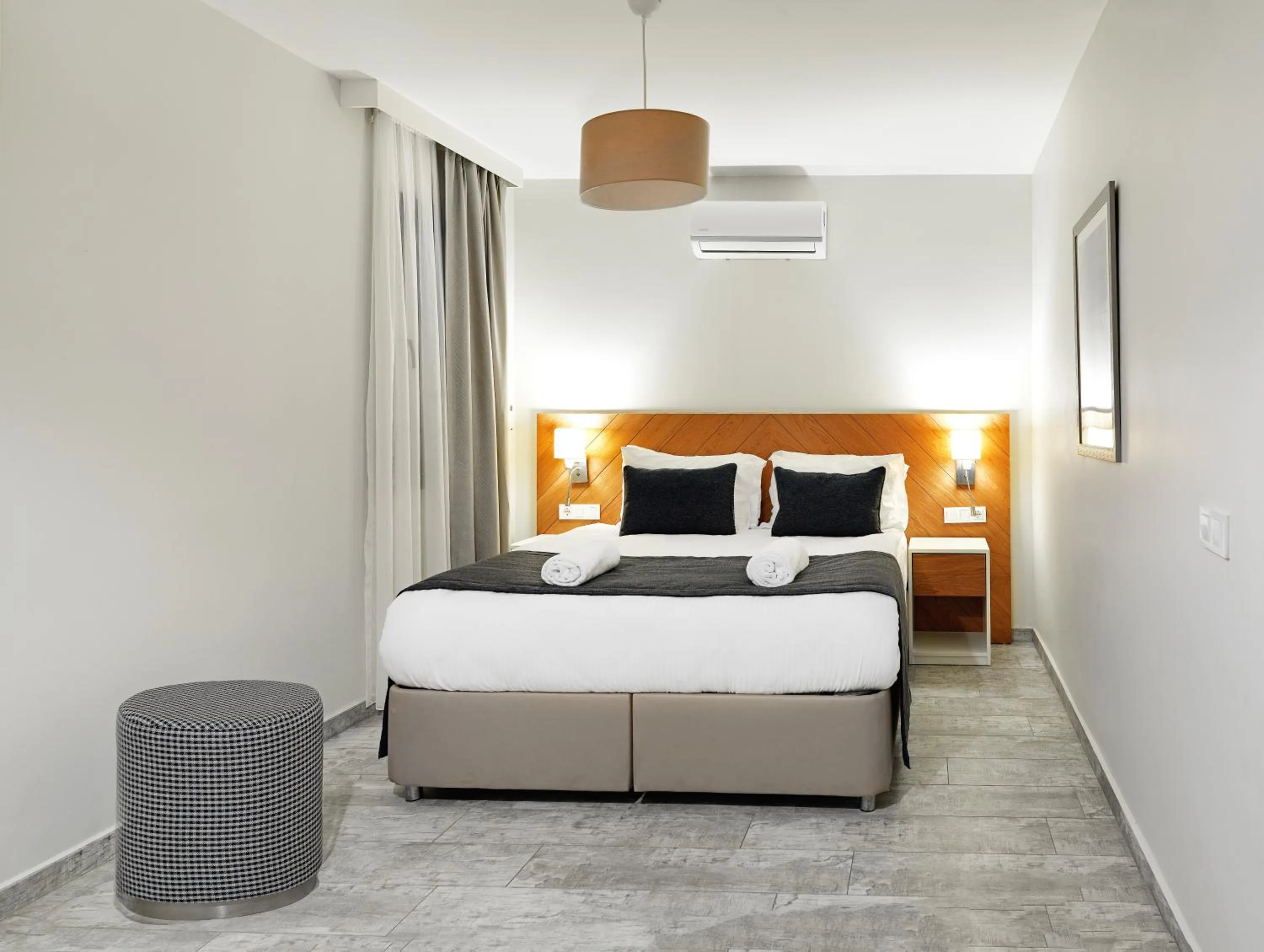 Bedroom, Bed in Dorman Suites