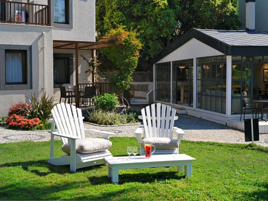 Seating area in Dorman Suites