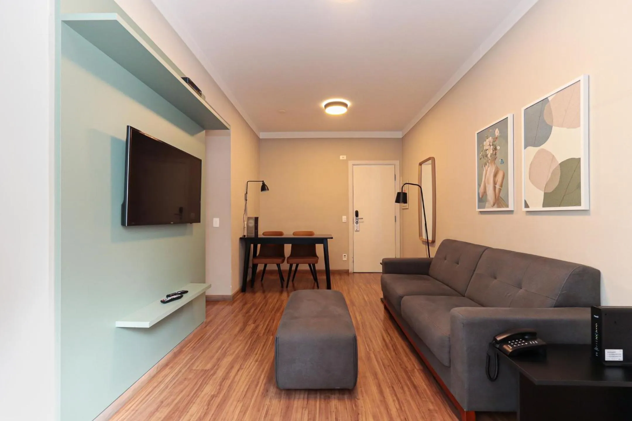 Communal lounge/ TV room in H4 Hotel Opera Jardins