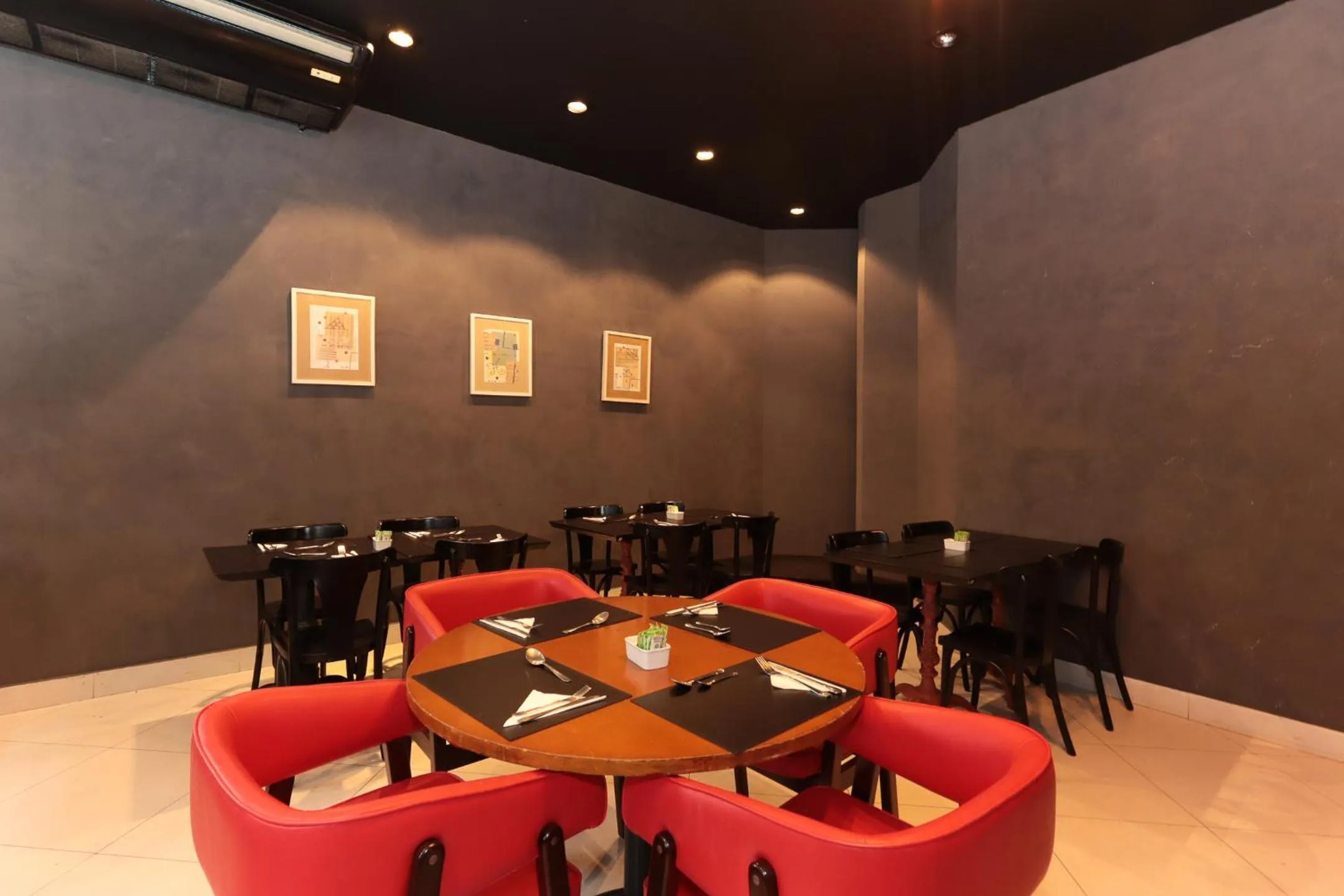 Restaurant/places to eat in H4 Hotel Opera Jardins