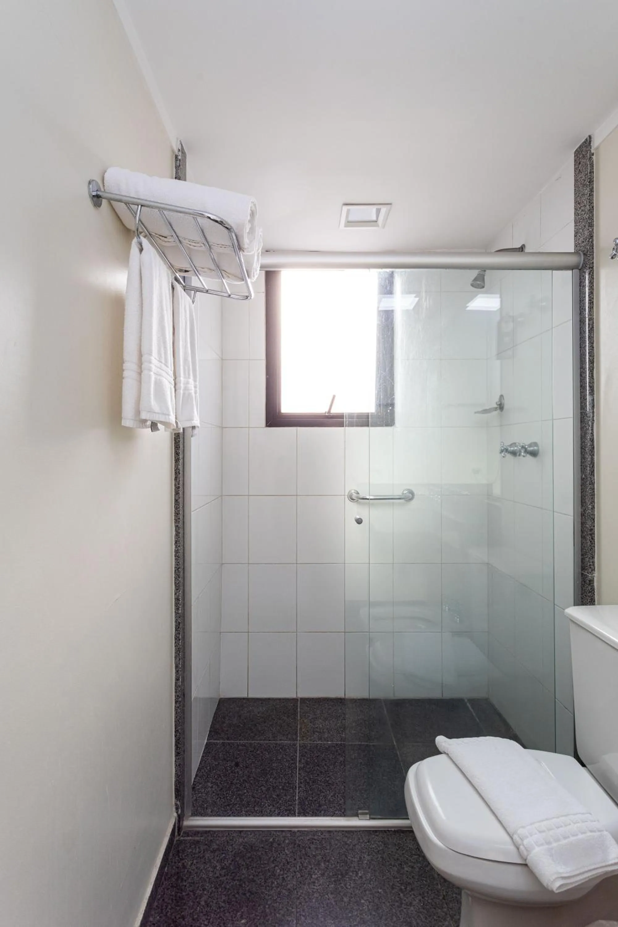 Shower in H4 Hotel Opera Jardins