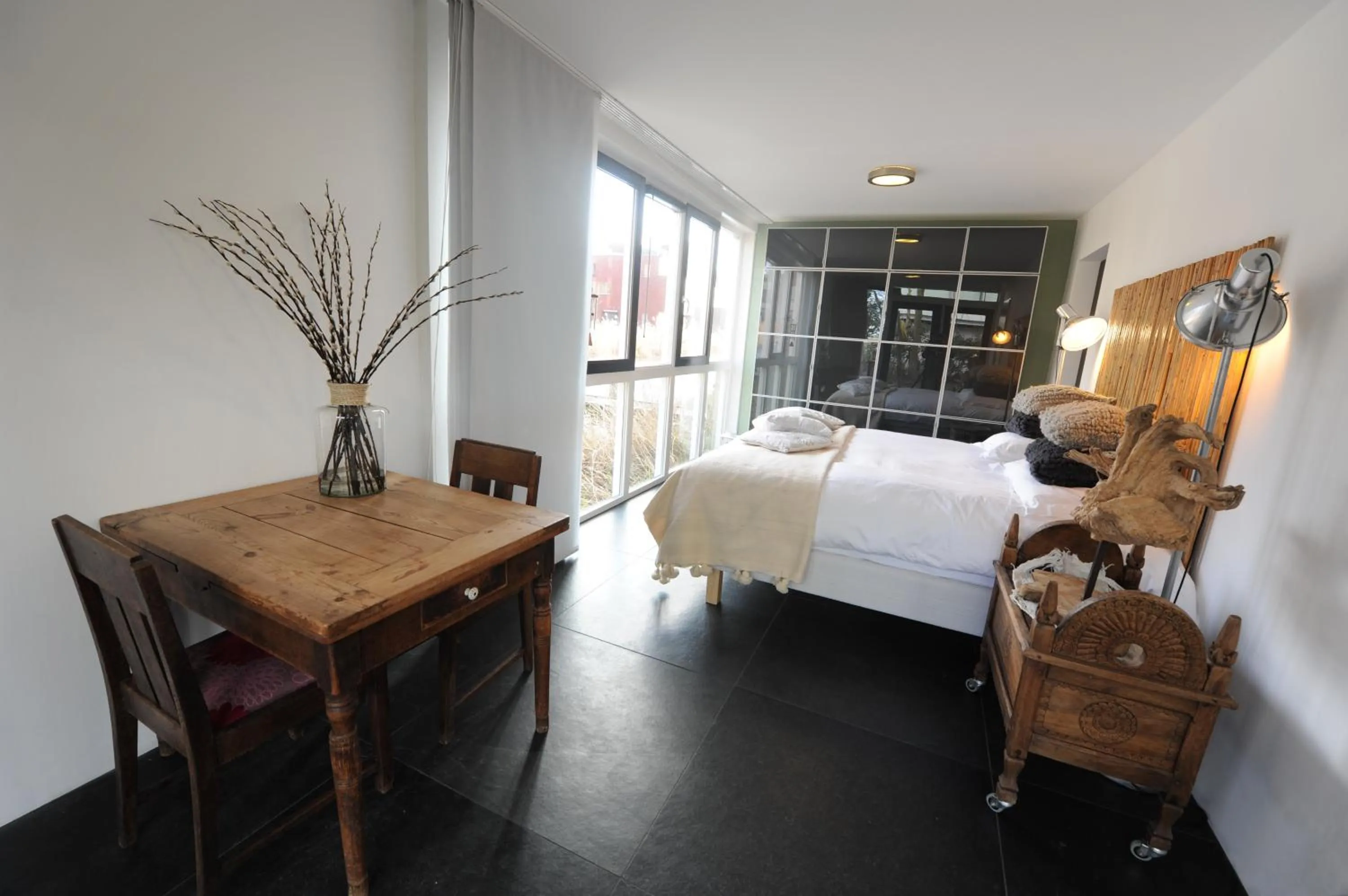 Dining area, Bed in The Green Tunnel