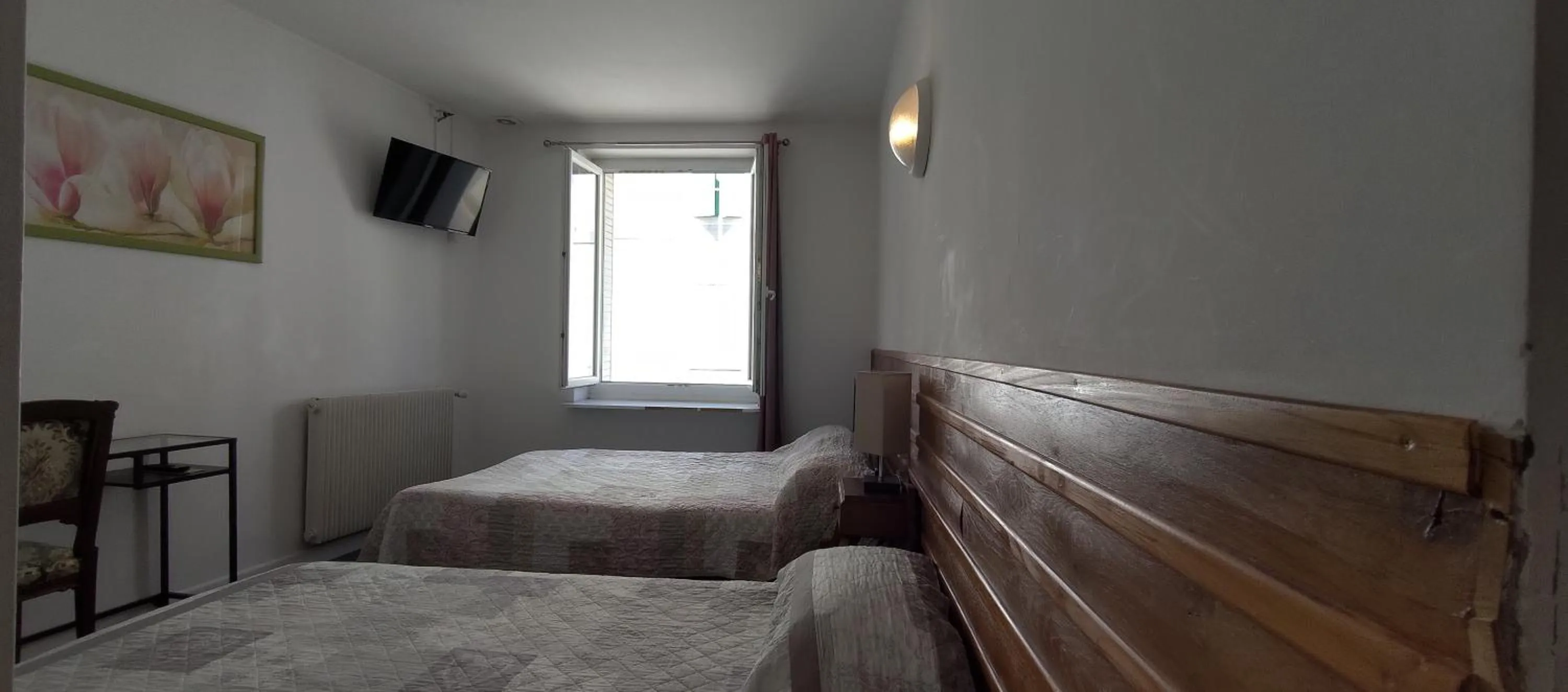 Bed in Hôtel des Jacobines