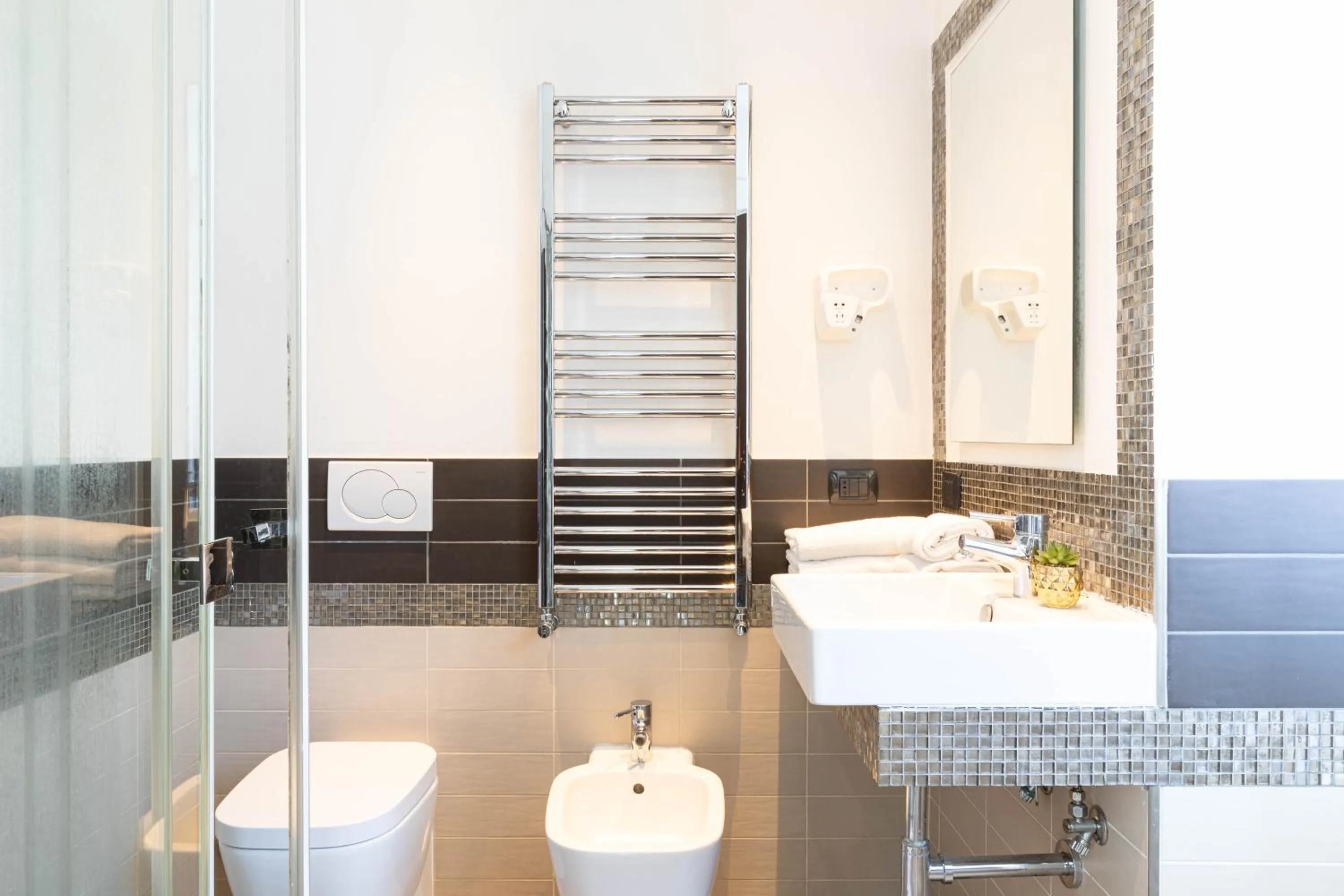 Shower in Cesar Vatican Rooms