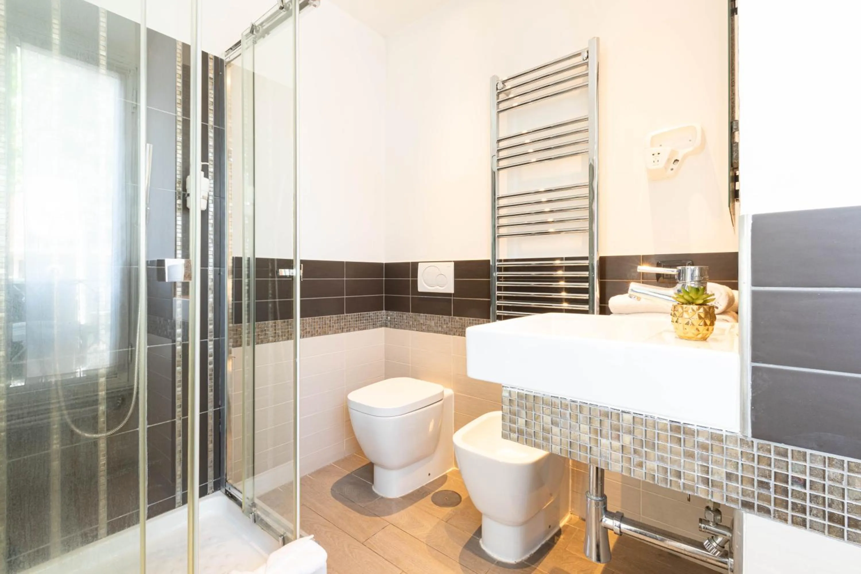 Shower in Cesar Vatican Rooms