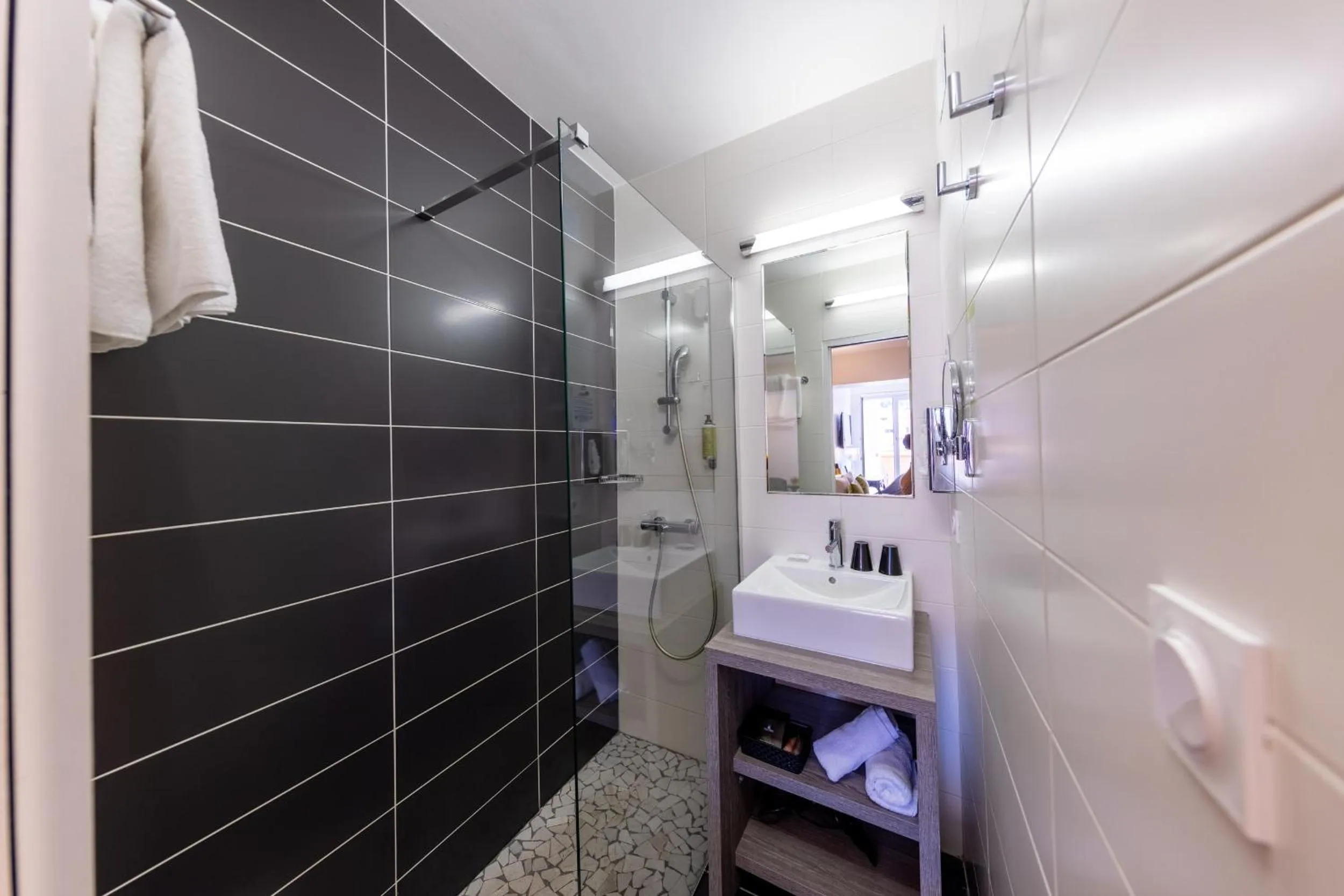 Shower in Hôtel & Spa Le Madeloc - Collioure Centre