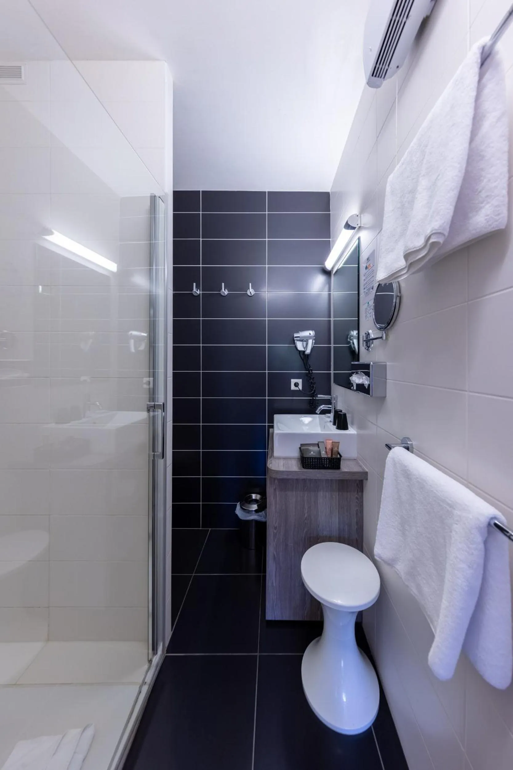 Bathroom in Hôtel & Spa Le Madeloc - Collioure Centre