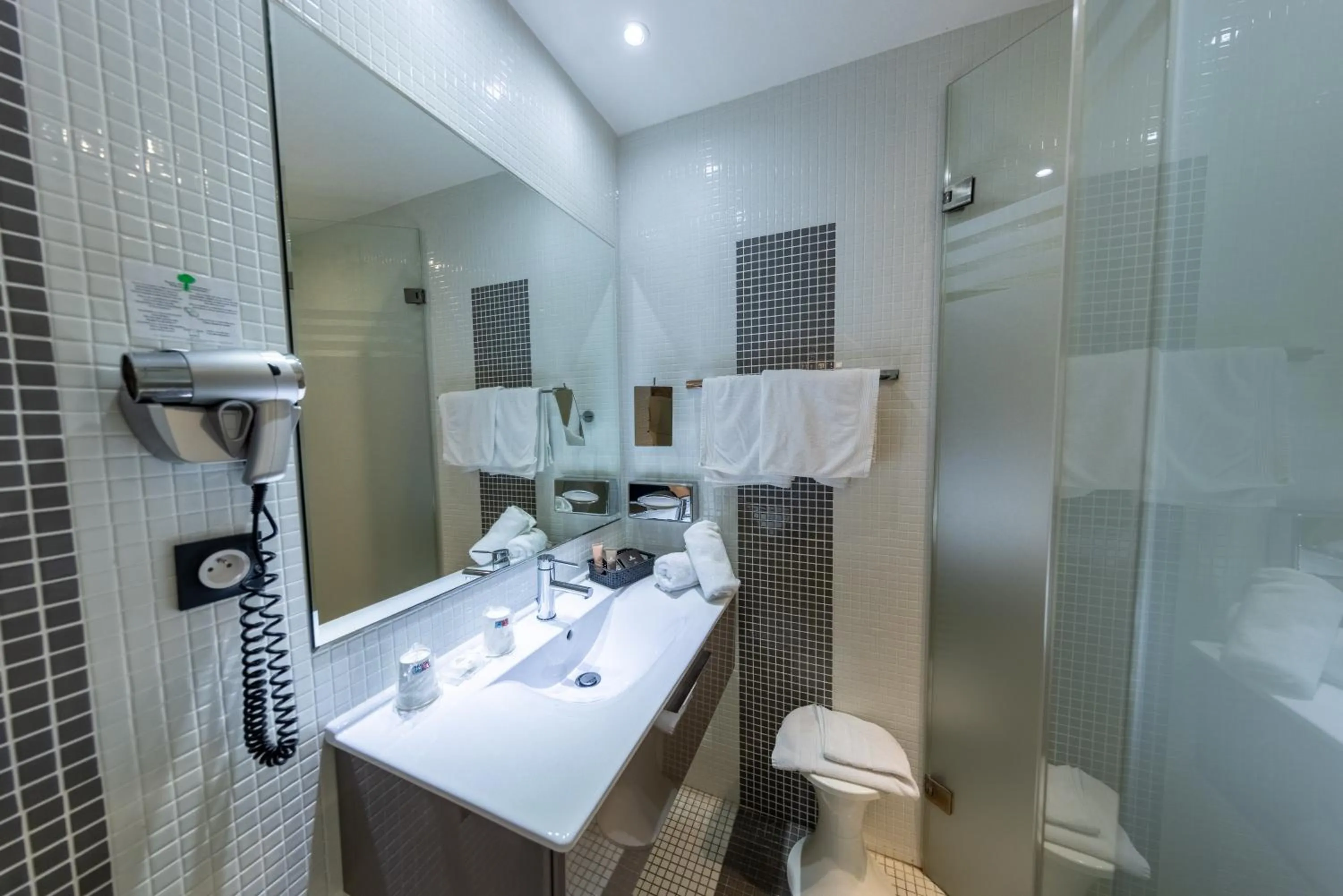 Bathroom in Hôtel & Spa Le Madeloc - Collioure Centre