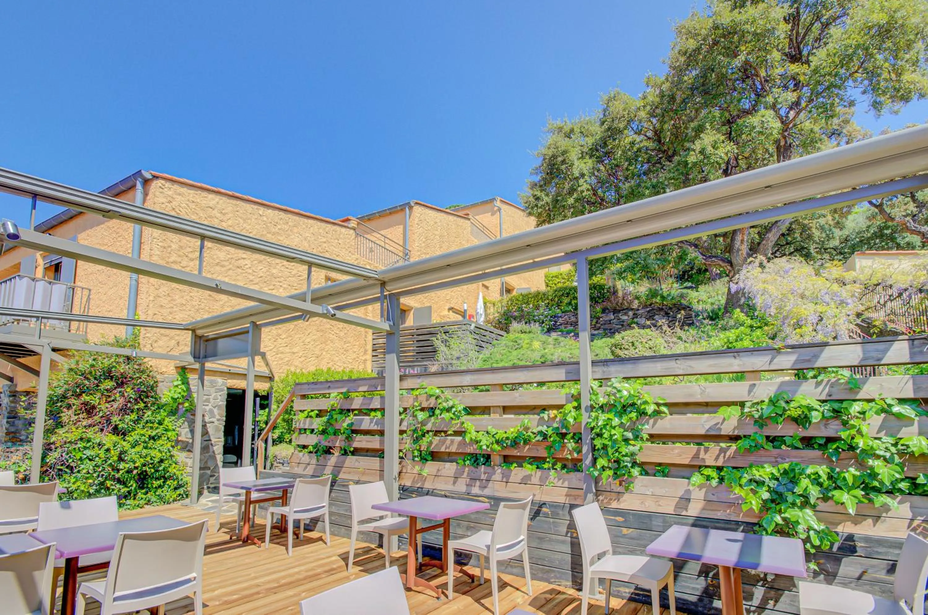 Buffet breakfast in Le Madeloc Hôtel & Spa