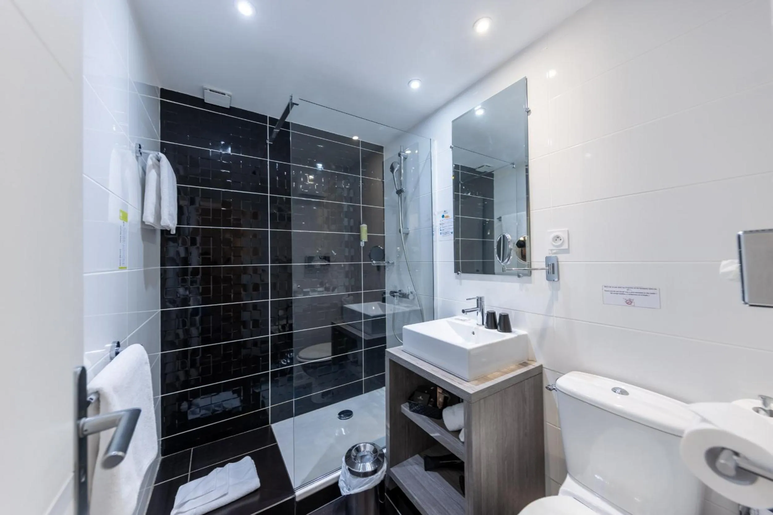 Shower in Hôtel & Spa Le Madeloc - Collioure Centre