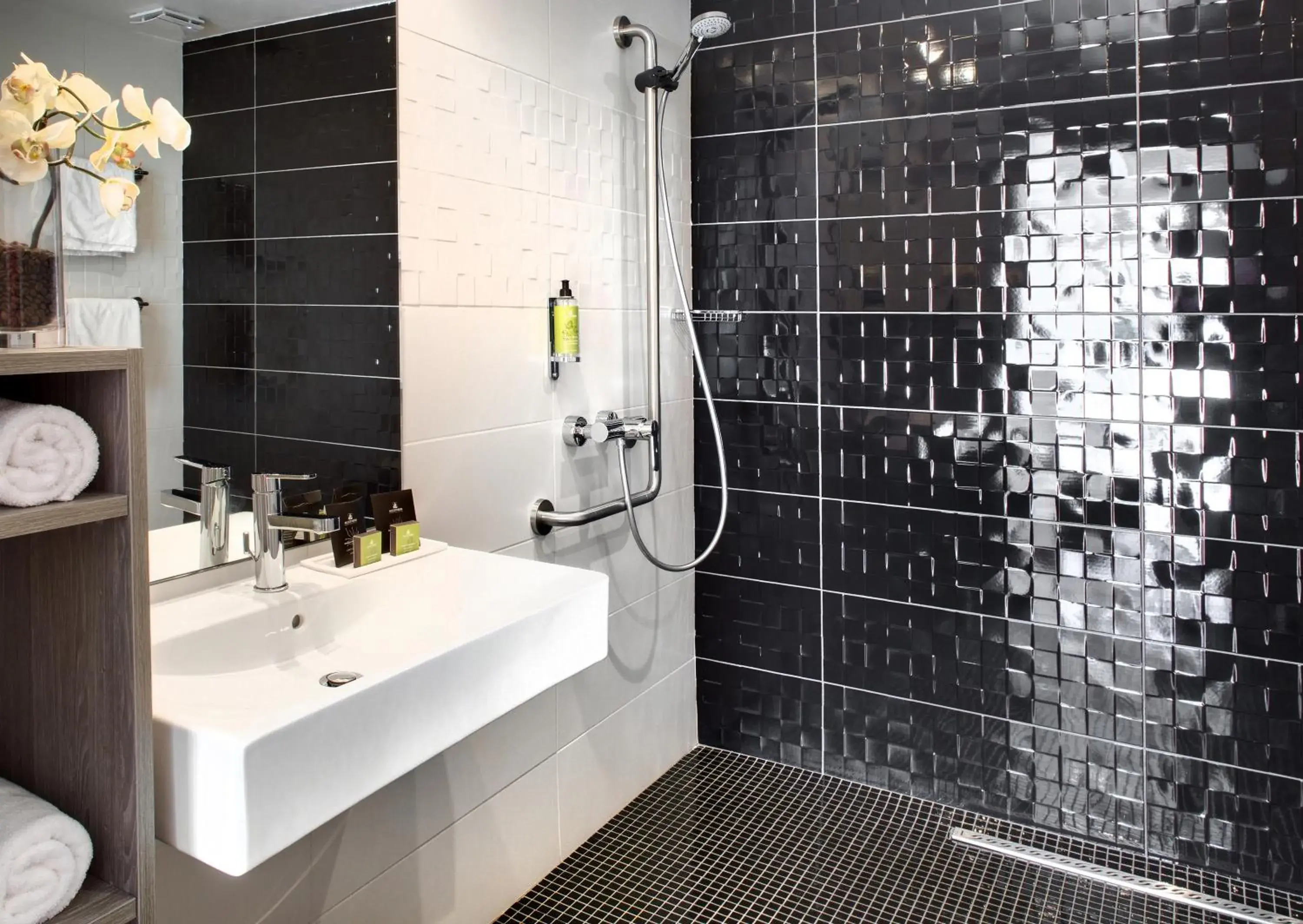 Double or Twin Room with Terrace - single occupancy - Disability Access in Hôtel & Spa Le Madeloc - Collioure Centre Double or Twin Room with Terrace - single occupancy - Disability Access in Hôtel & Spa Le Madeloc - Collioure Centre