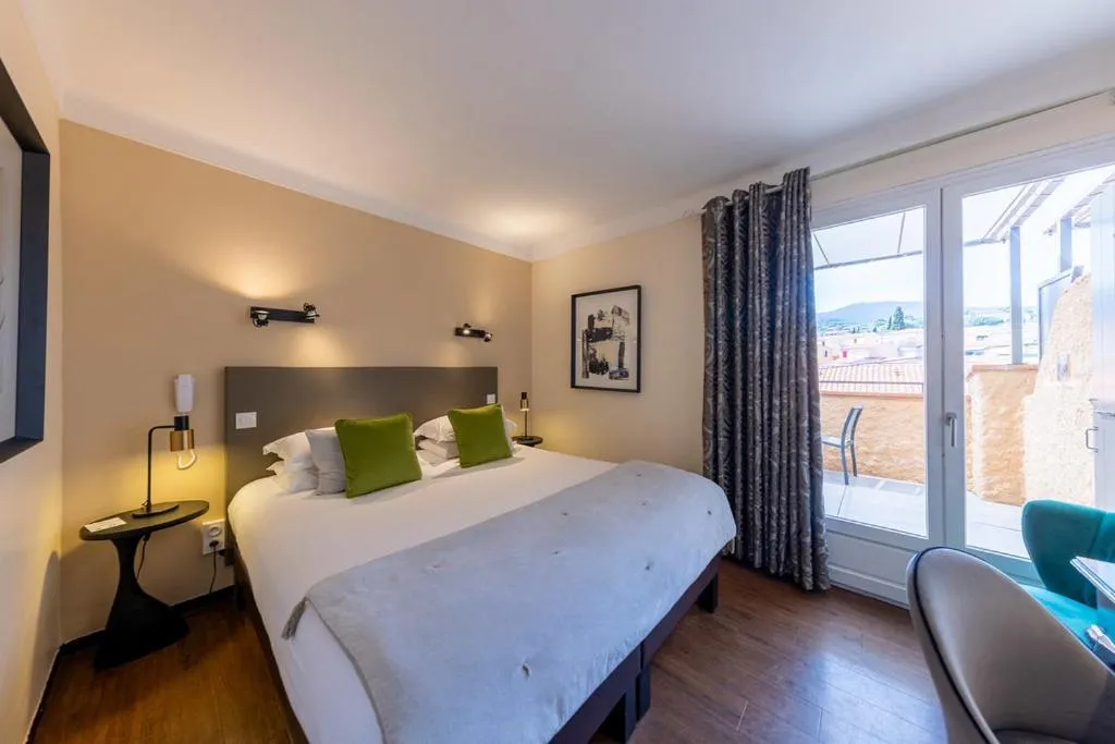 Bed in Le Madeloc Hôtel & Spa