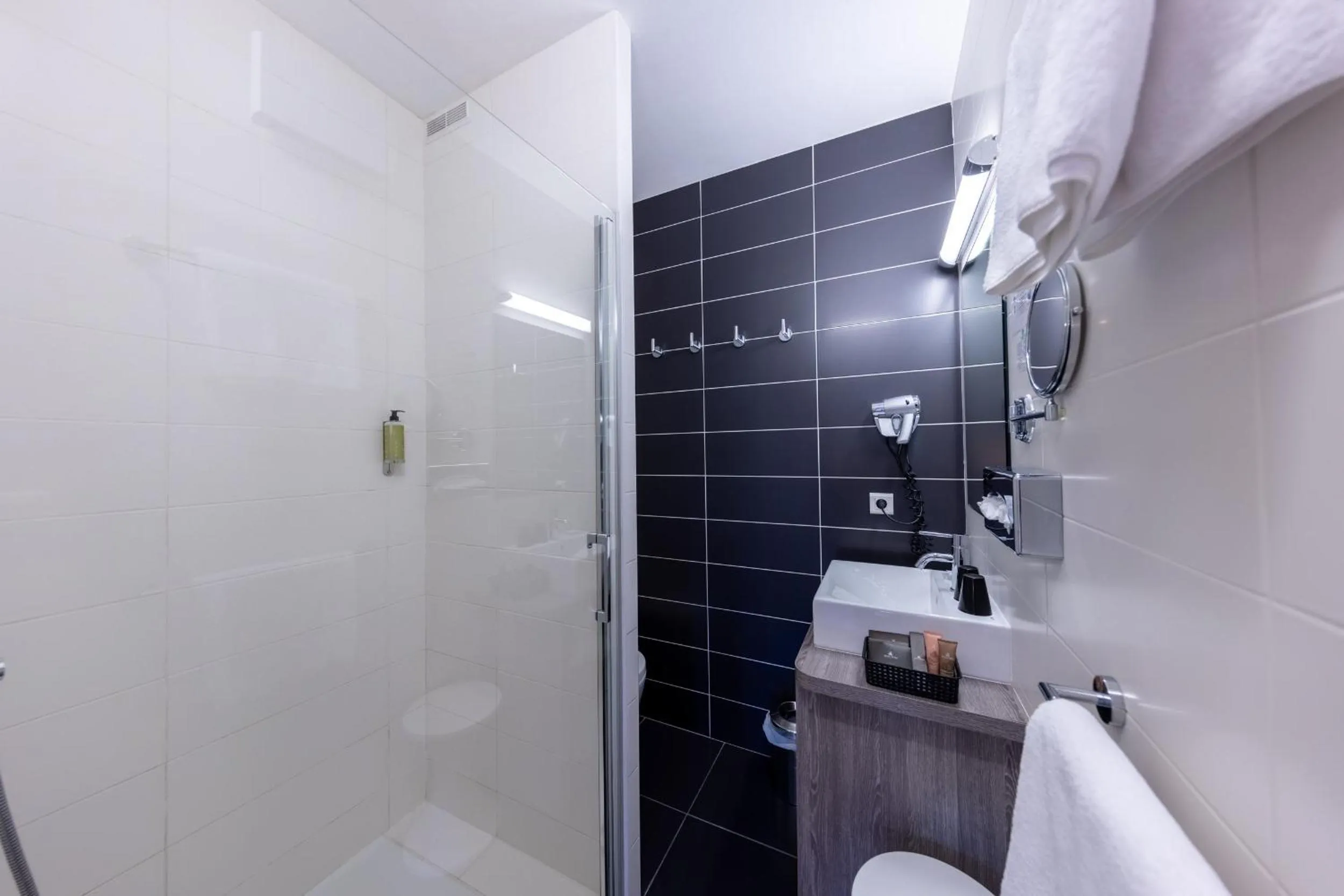 Shower in Hôtel & Spa Le Madeloc - Collioure Centre