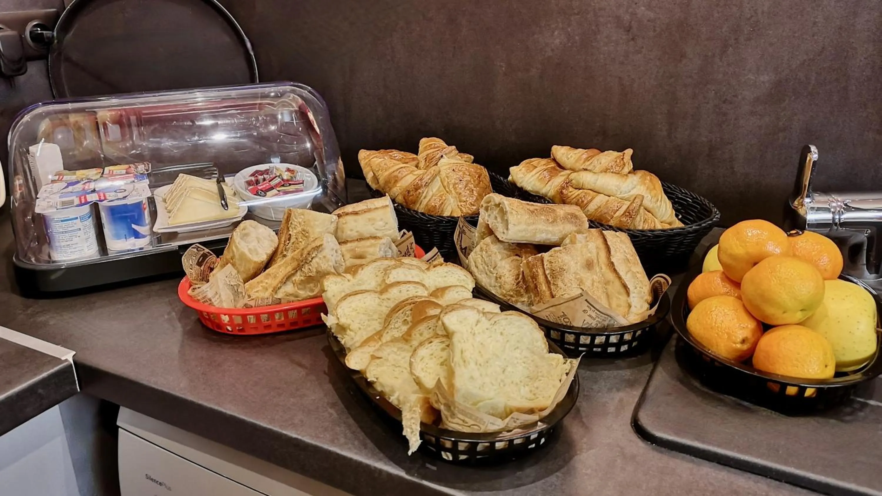 Buffet breakfast in L'ETAP'CORTELINE