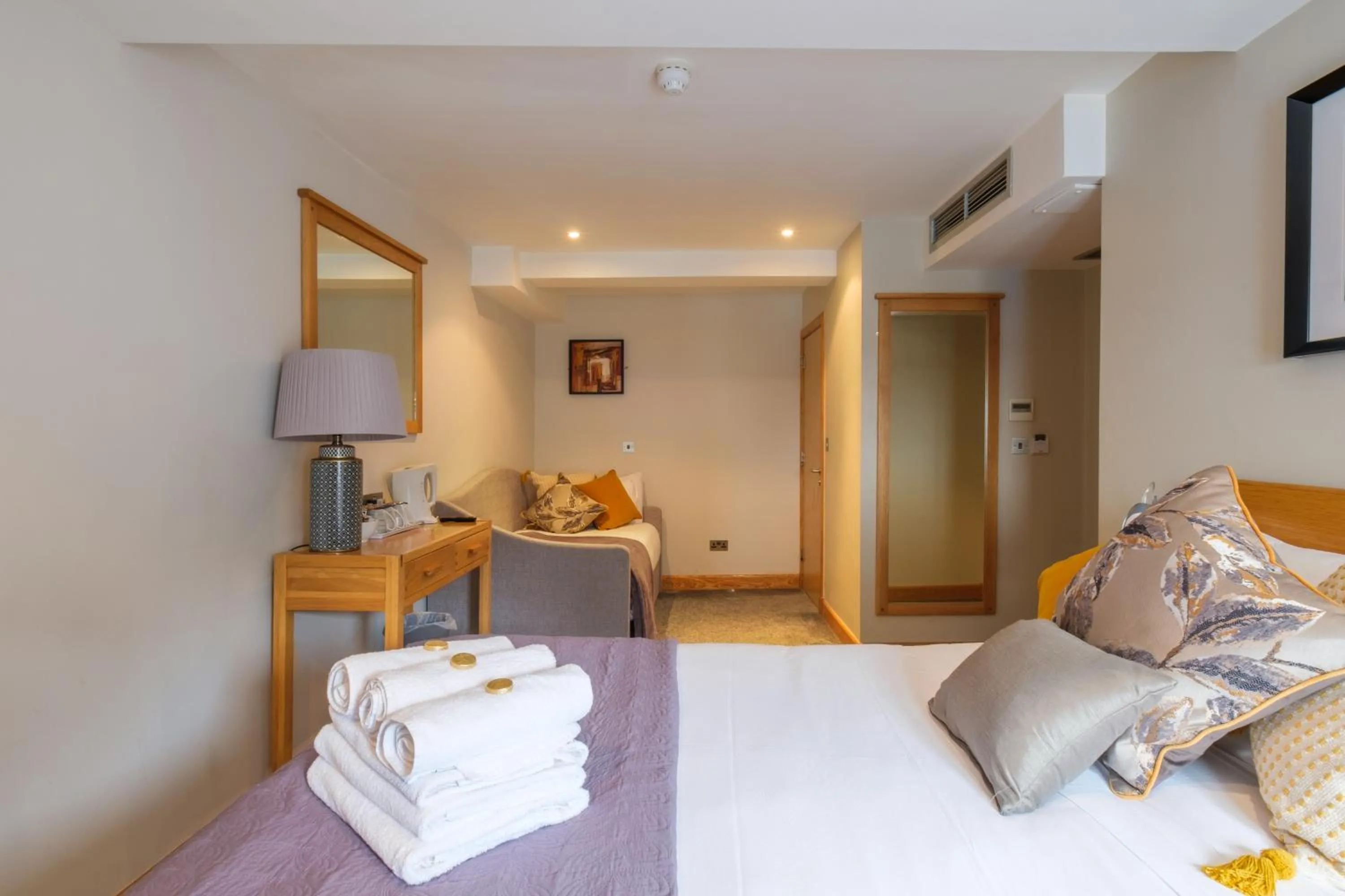 Photo of the whole room, Bed in The Eyre Square Townhouse