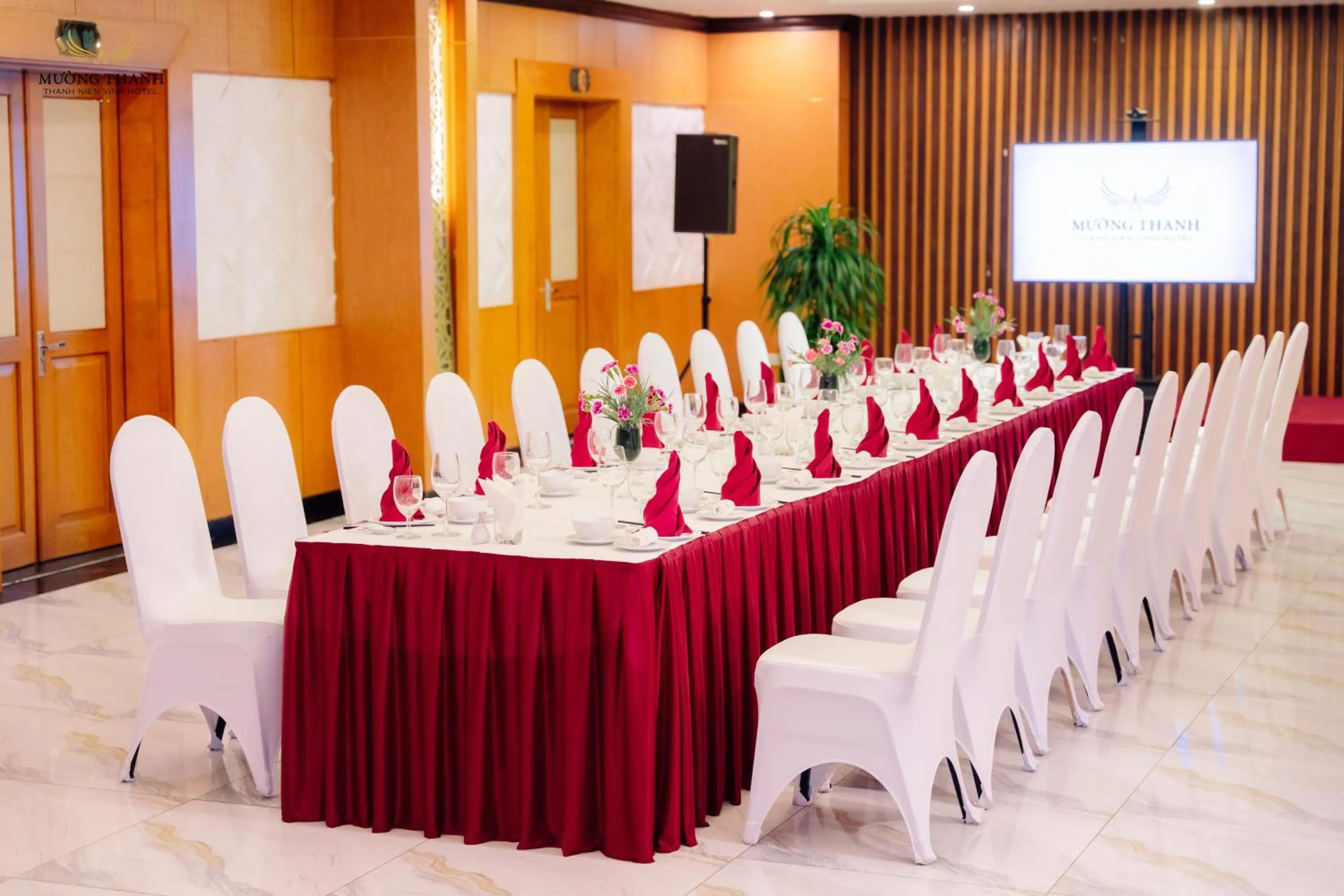 Restaurant/places to eat in Muong Thanh Thanh Nien Vinh