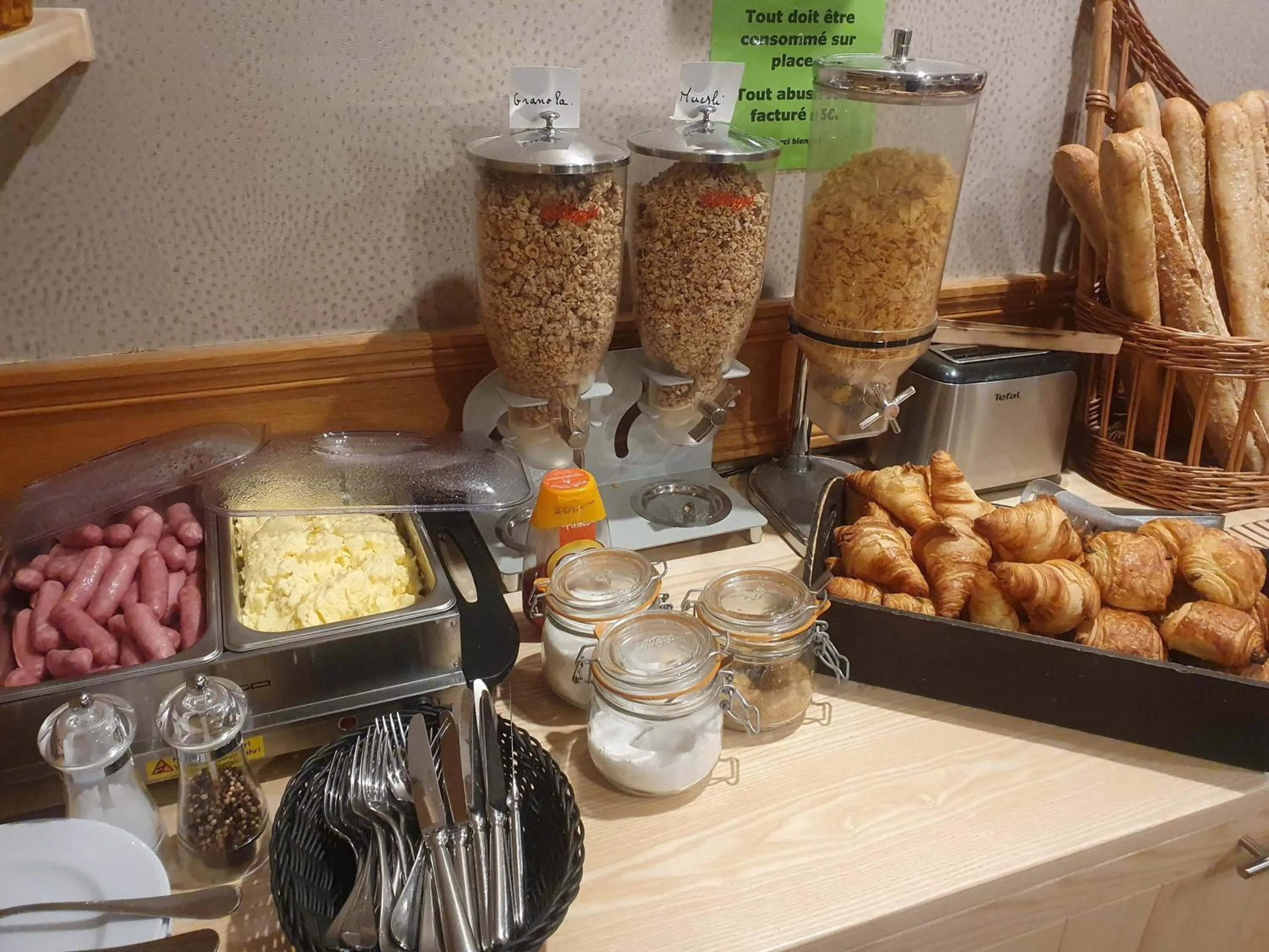 Breakfast in Logis Hôtel-restaurant Les Coudercous