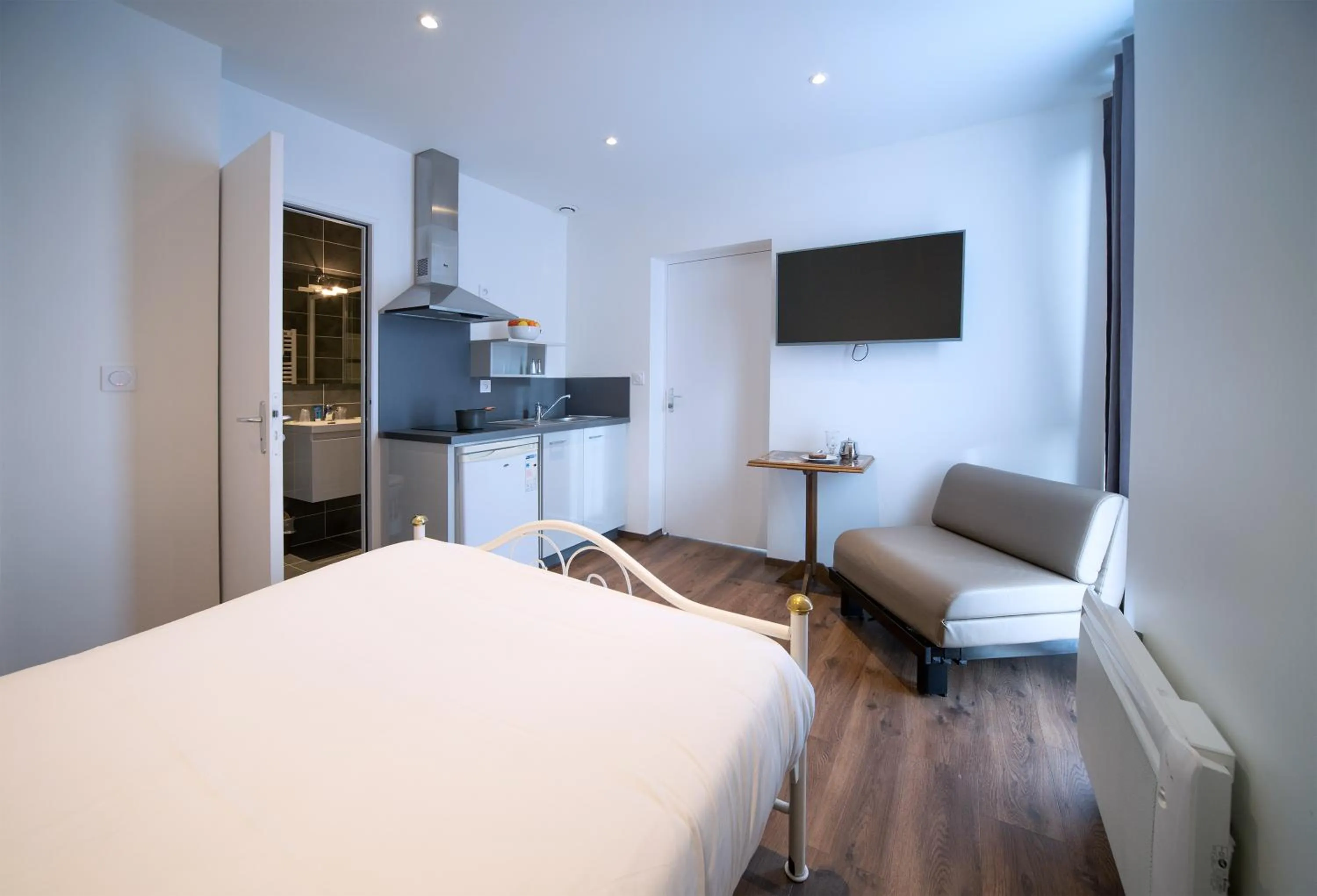 Bed in Logis Hôtel-restaurant Les Coudercous