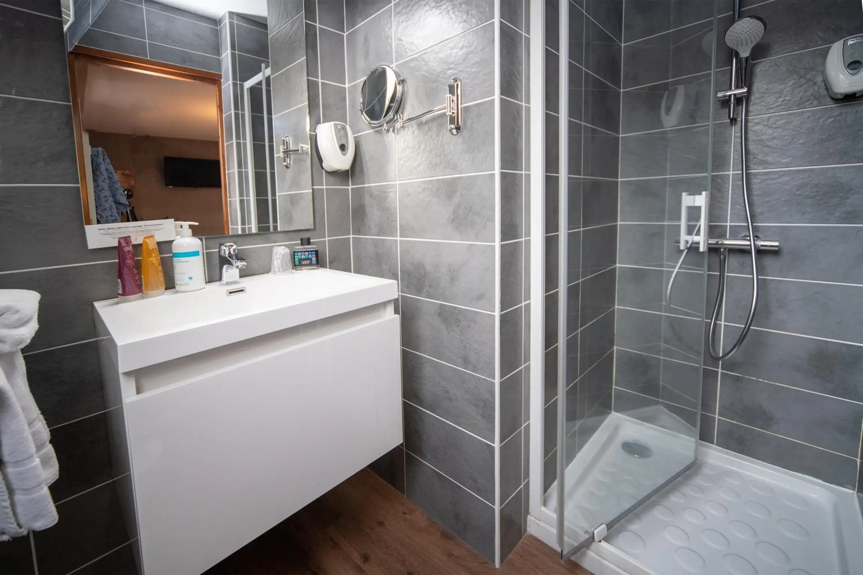 Family Room with Shower in Logis Hôtel-restaurant Les Coudercous Family Room with Shower in Logis Hôtel-restaurant Les Coudercous