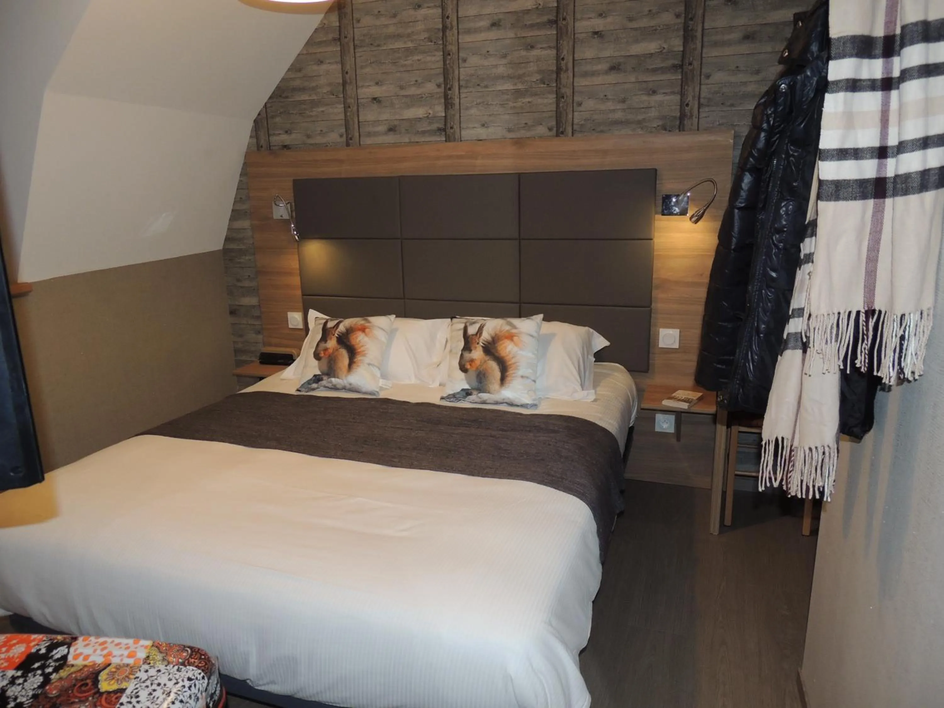 Bed in Logis Hôtel-restaurant Les Coudercous