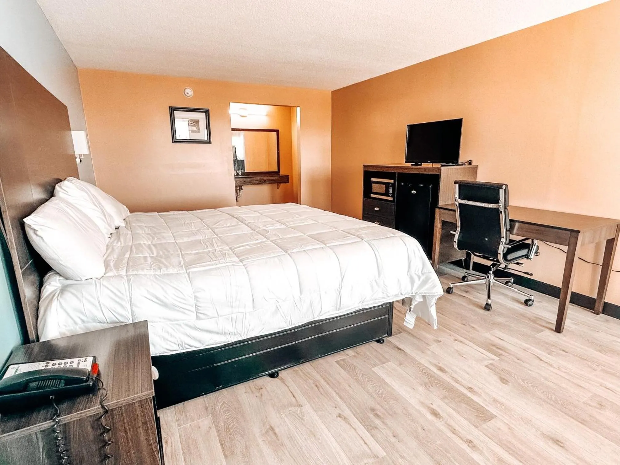 Bedroom, Bed in Laker Inn