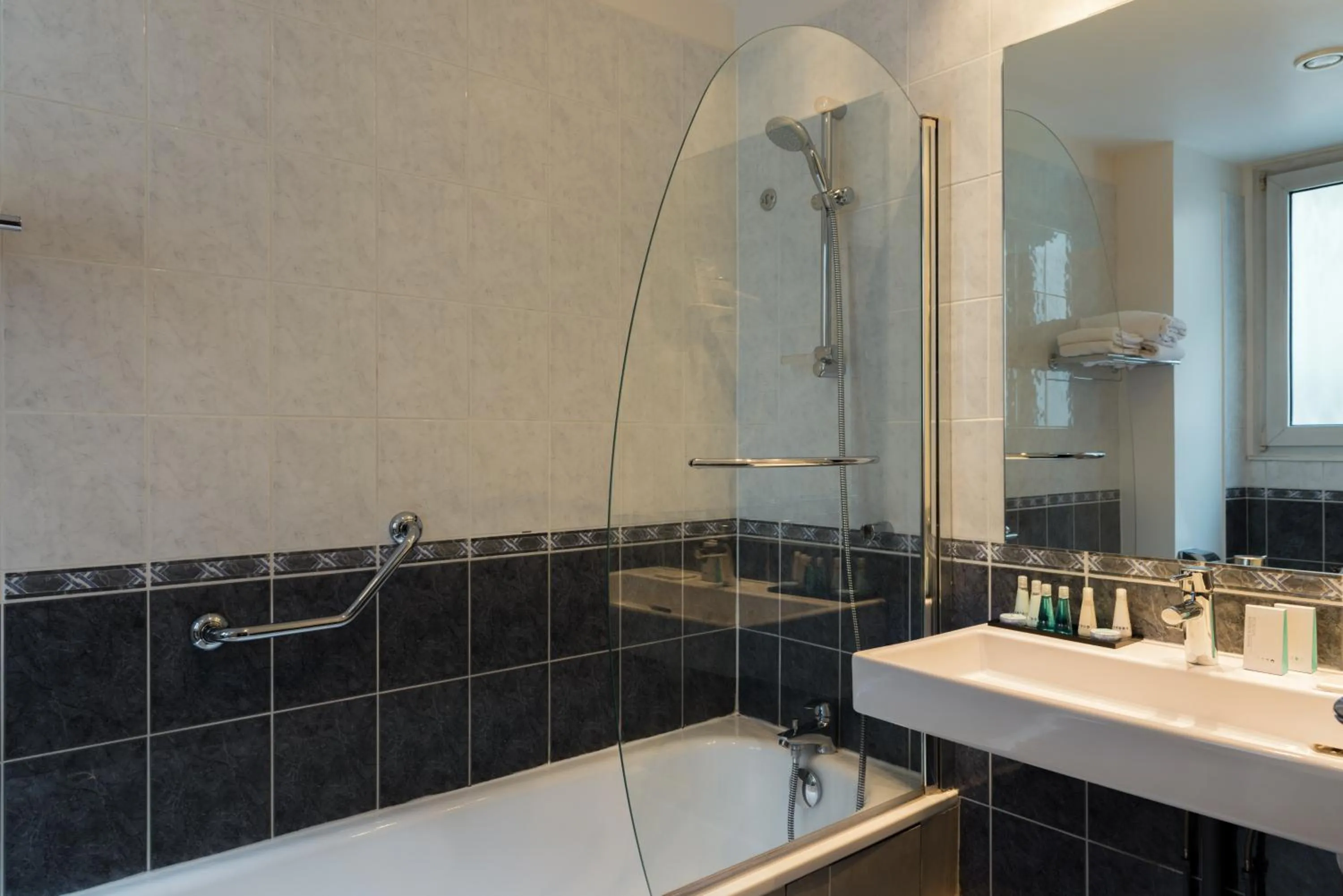 Bathroom in Hotel Saint Cyr Etoile