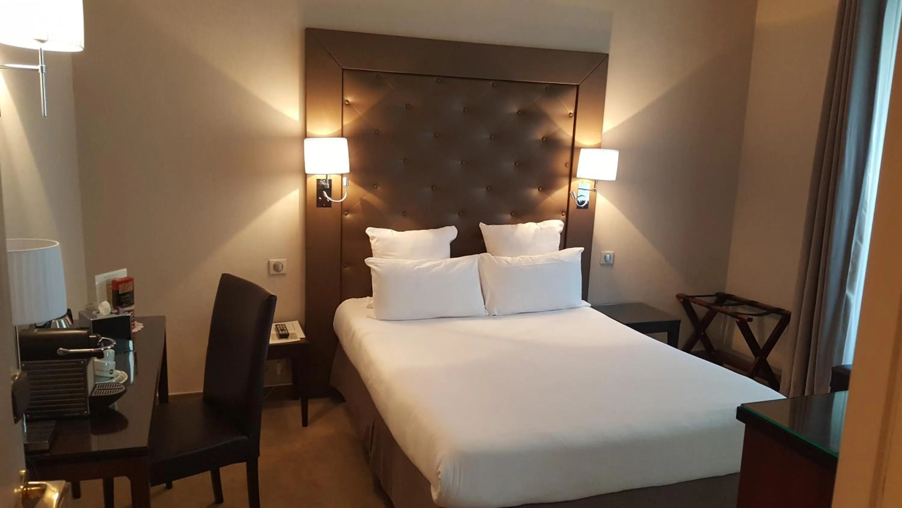 Bedroom, Bed in Hotel Saint Cyr Etoile