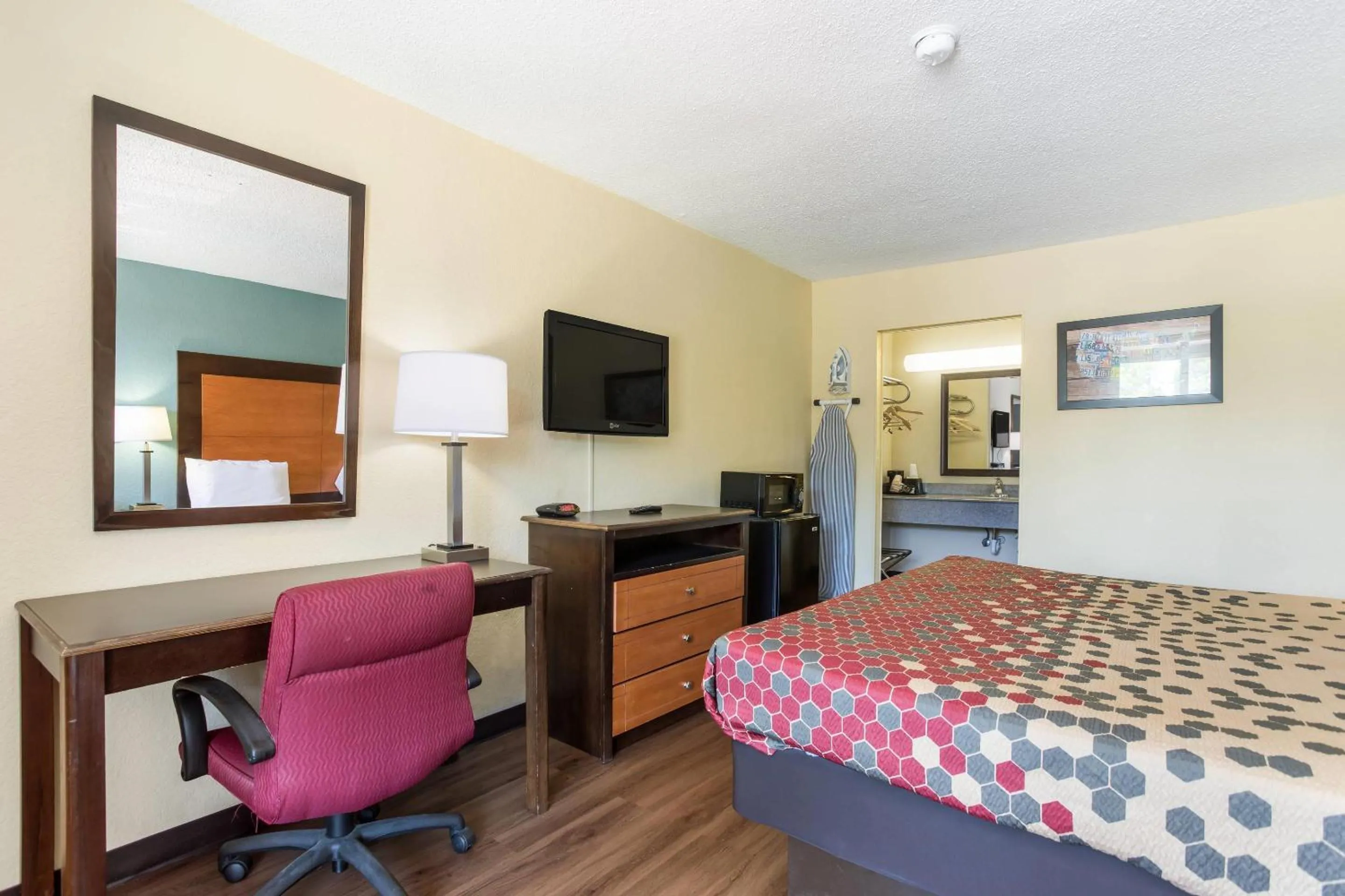 Bedroom, Bed in Econo Lodge Gallatin - Metro Nashville