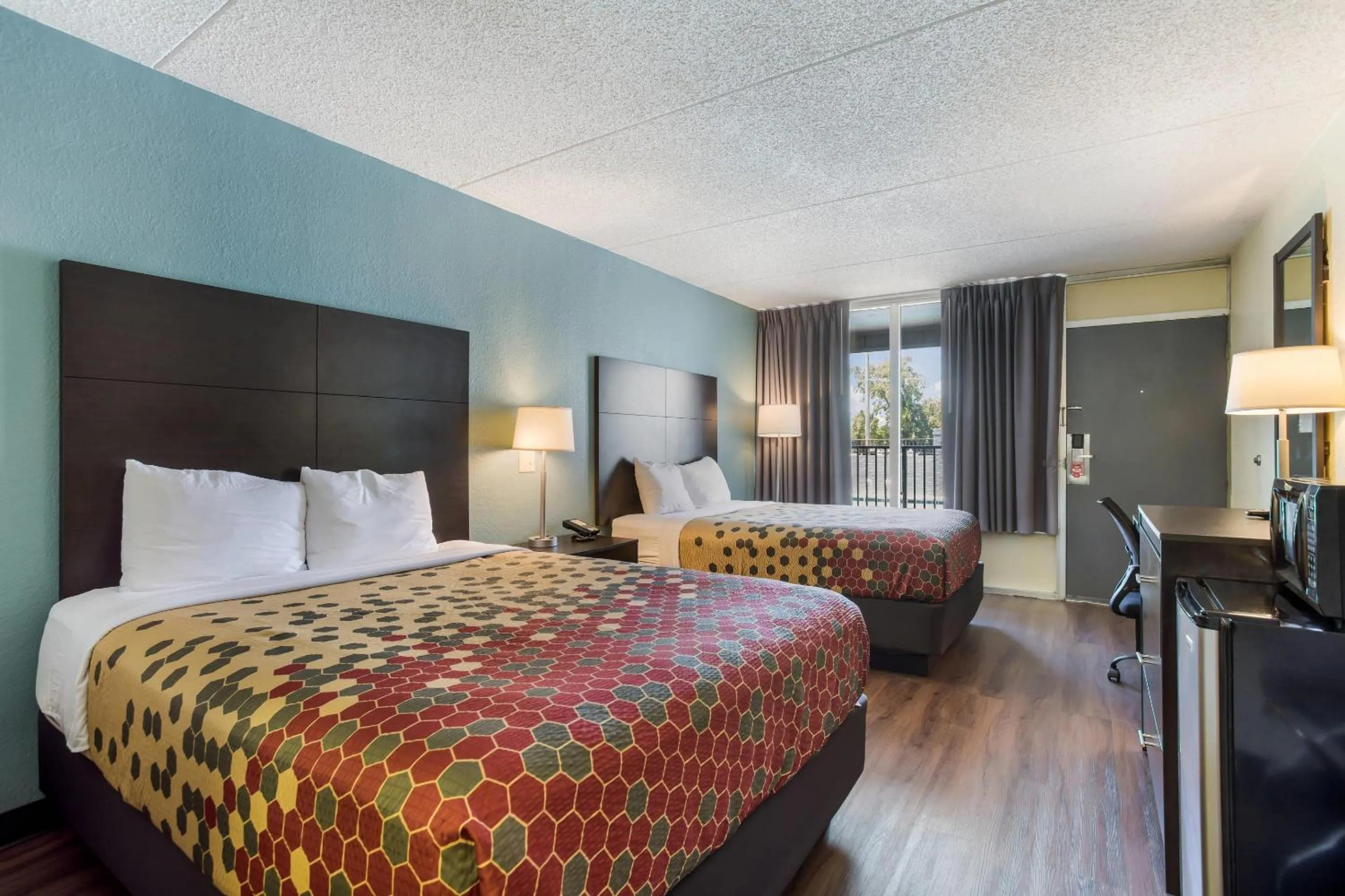 Bedroom, Bed in Econo Lodge Gallatin - Metro Nashville