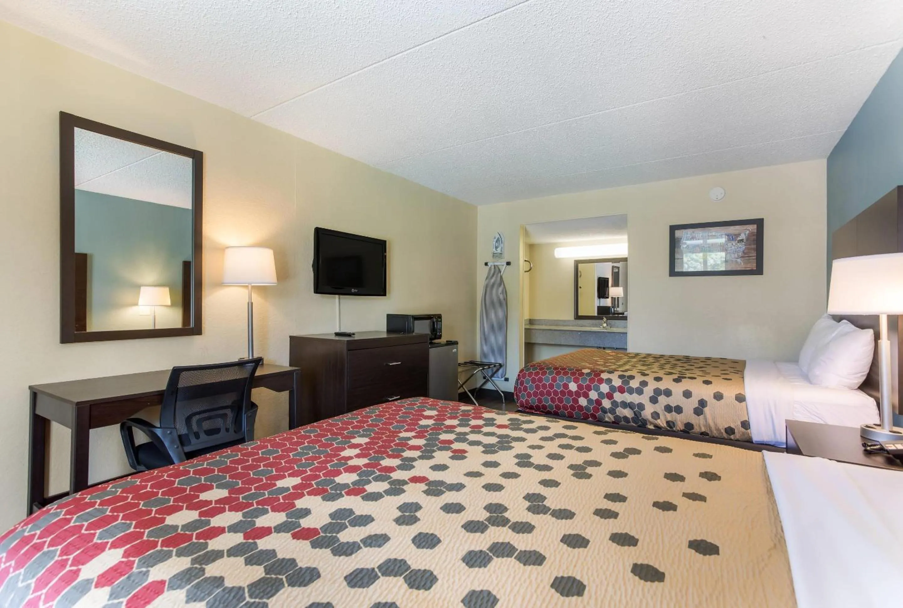 Bedroom, Bed in Econo Lodge Gallatin - Metro Nashville