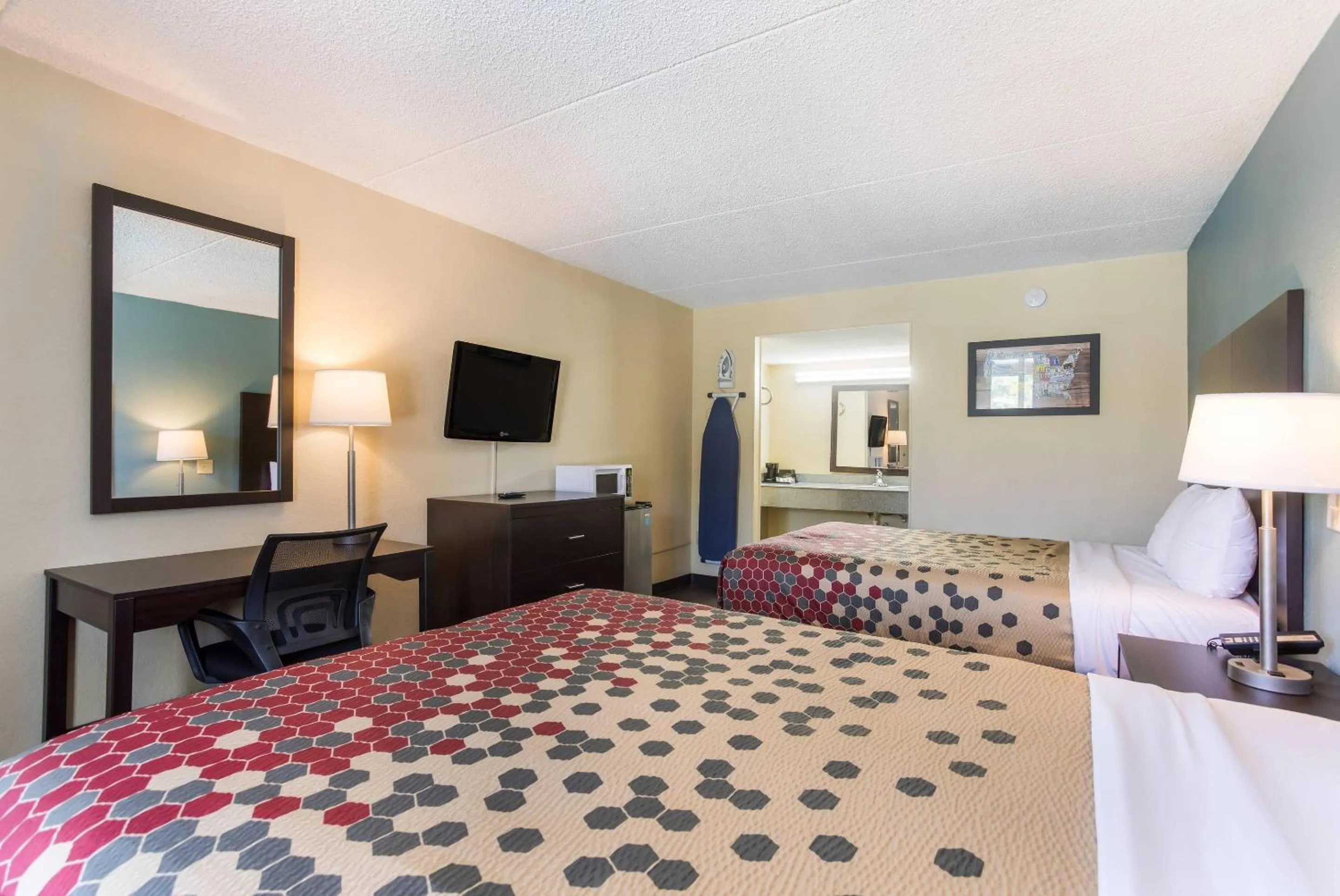 Bedroom, Bed in Econo Lodge Gallatin - Metro Nashville