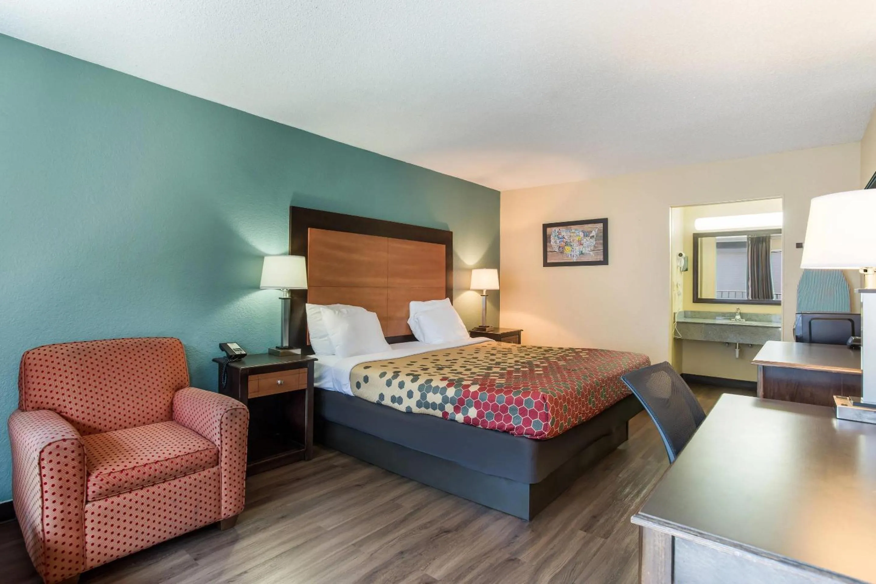 Bedroom, Bed in Econo Lodge Gallatin - Metro Nashville