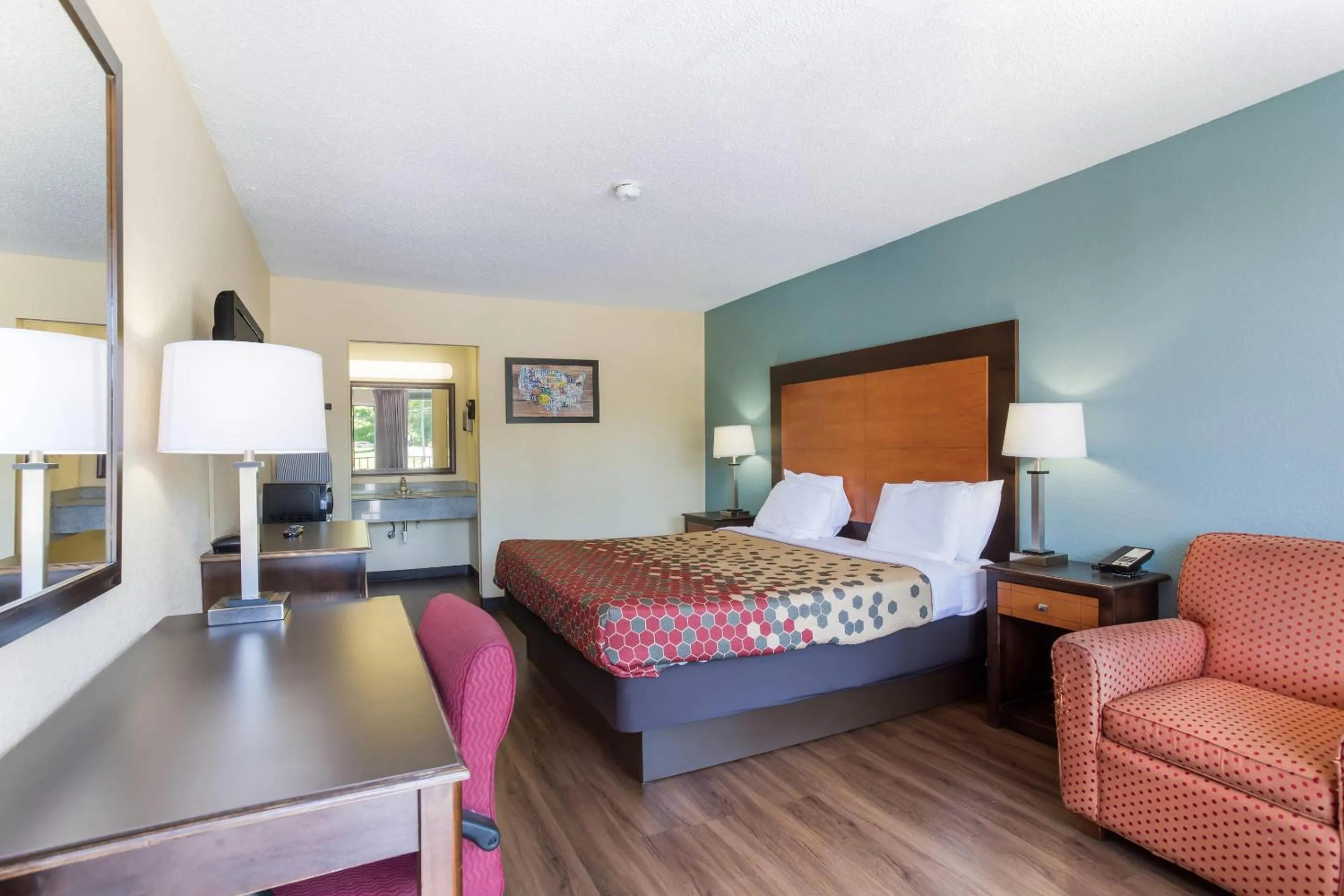 Bedroom, Bed in Econo Lodge Gallatin - Metro Nashville