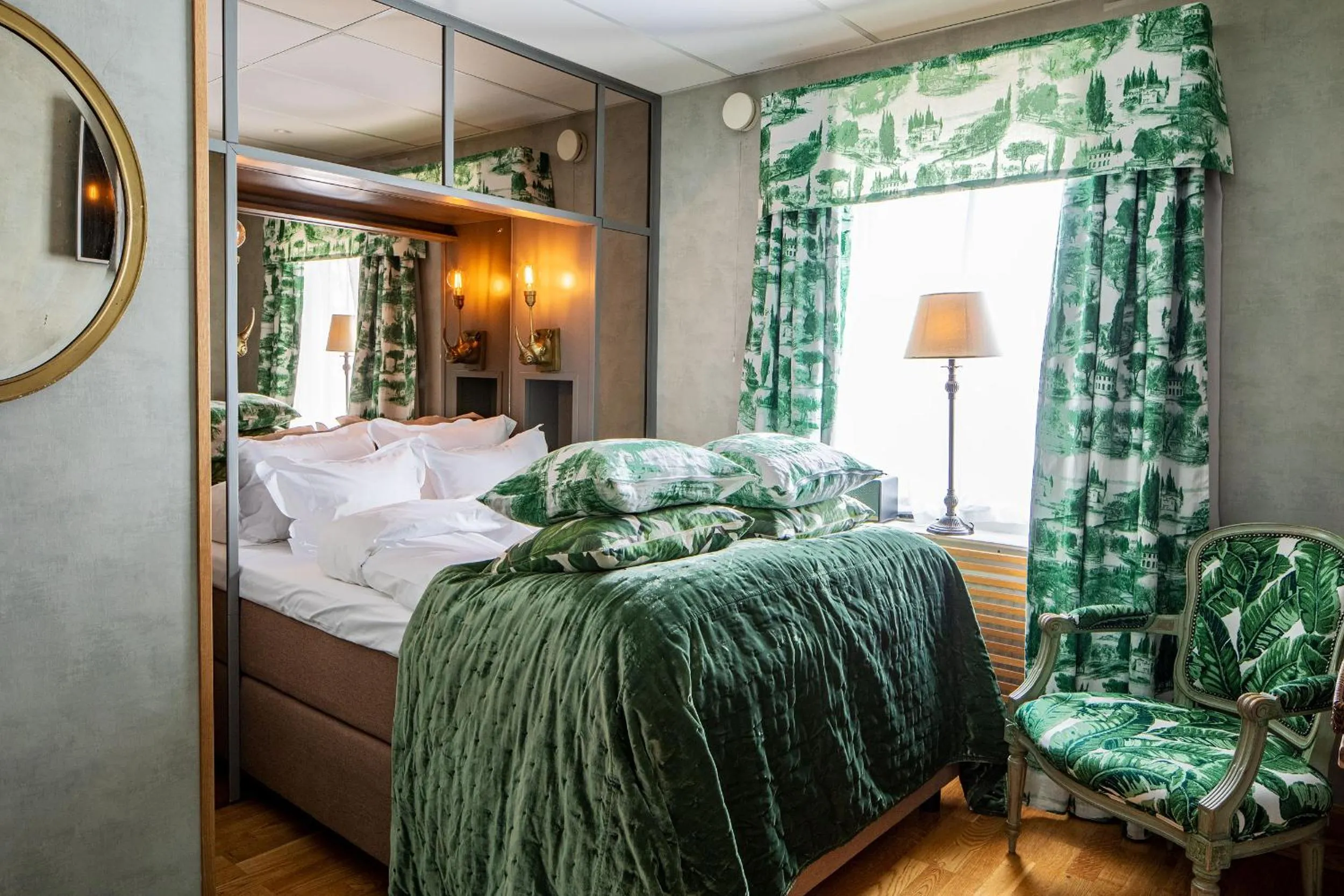 Shower, Bed in Bomans Hotell i Trosa