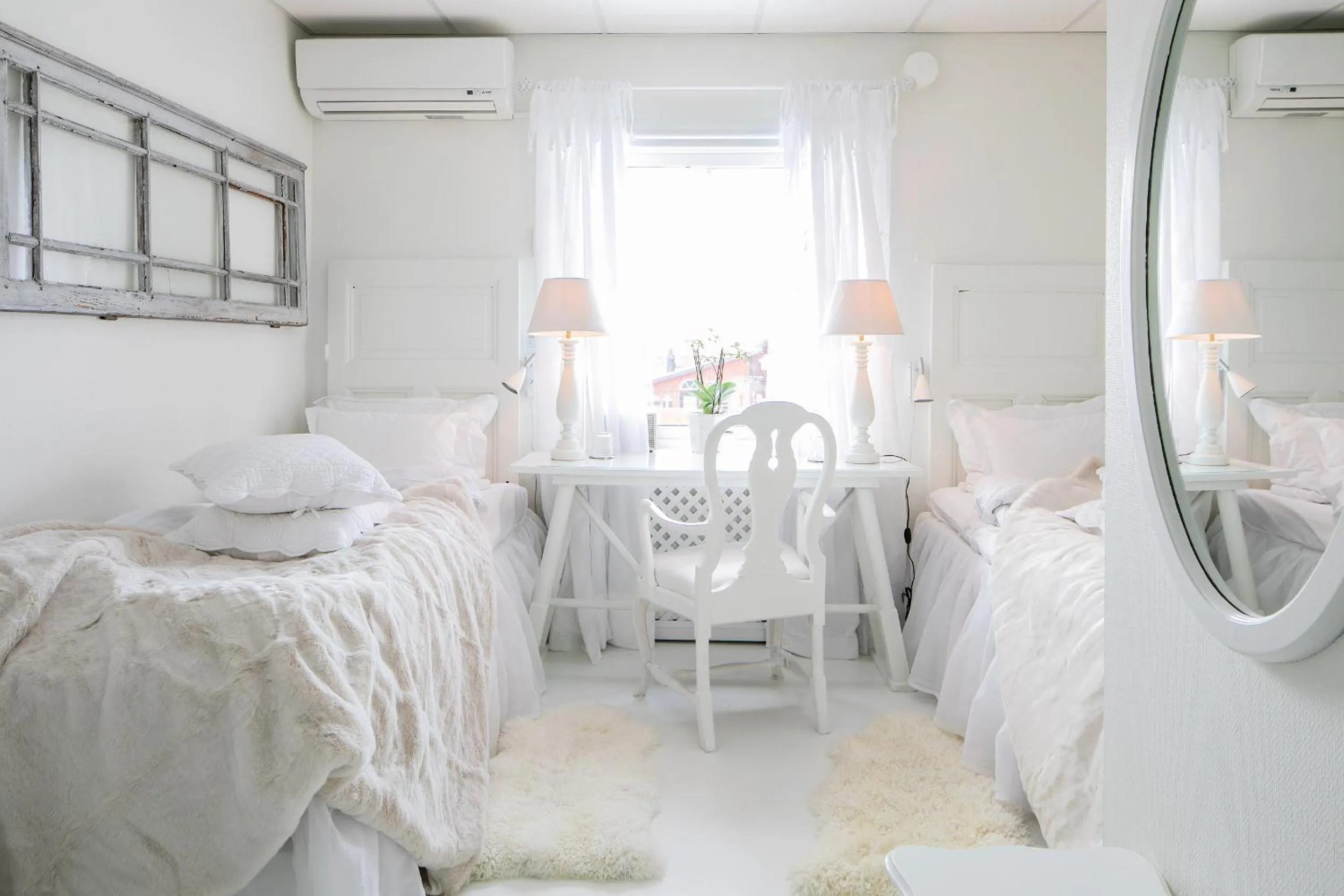 Shower, Bed in Bomans Hotell i Trosa