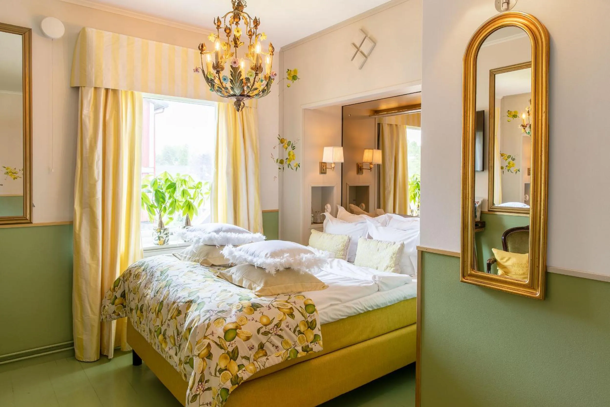 Shower, Bed in Bomans Hotell i Trosa