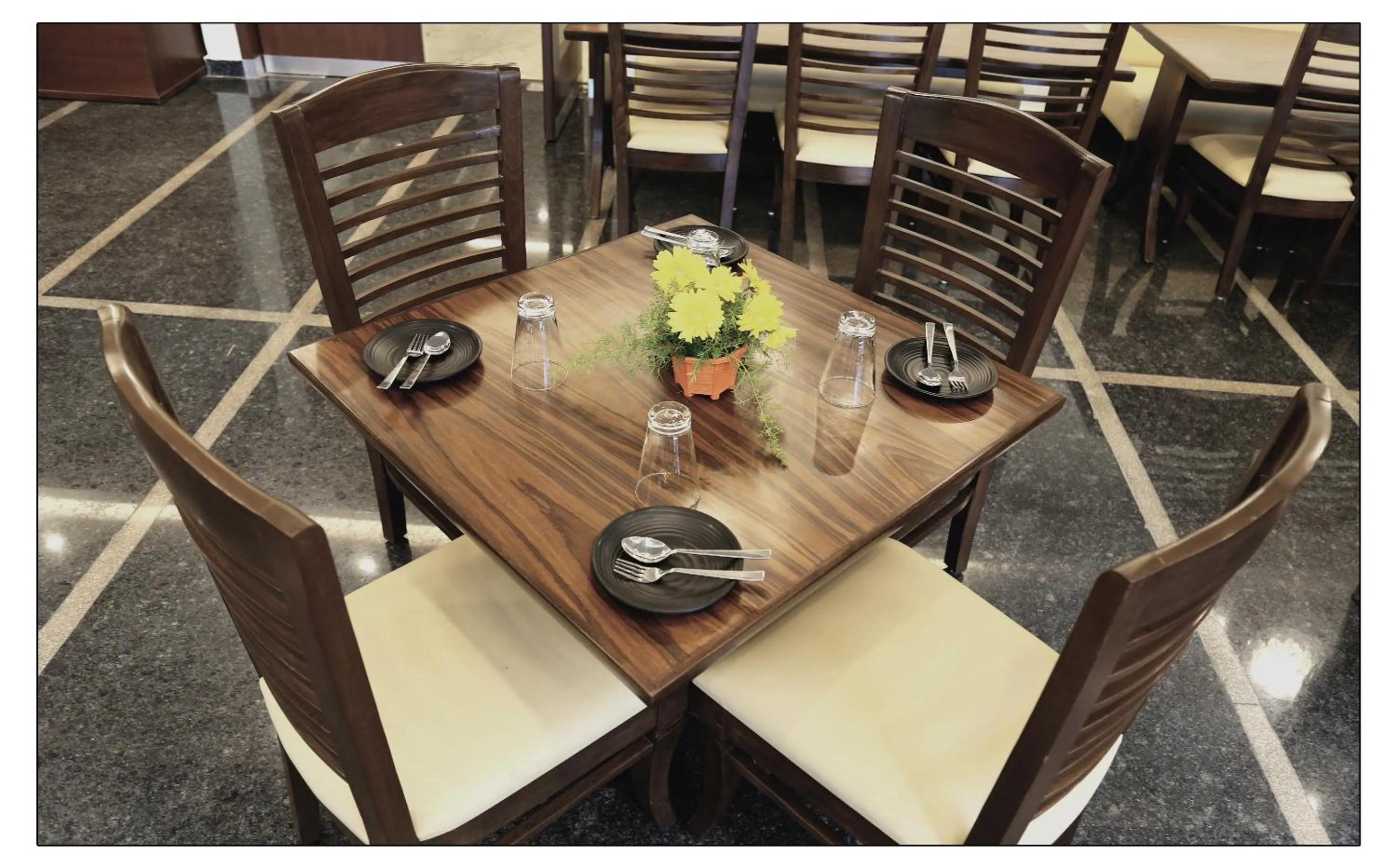 Restaurant/places to eat in Royal Lotus View Resotel