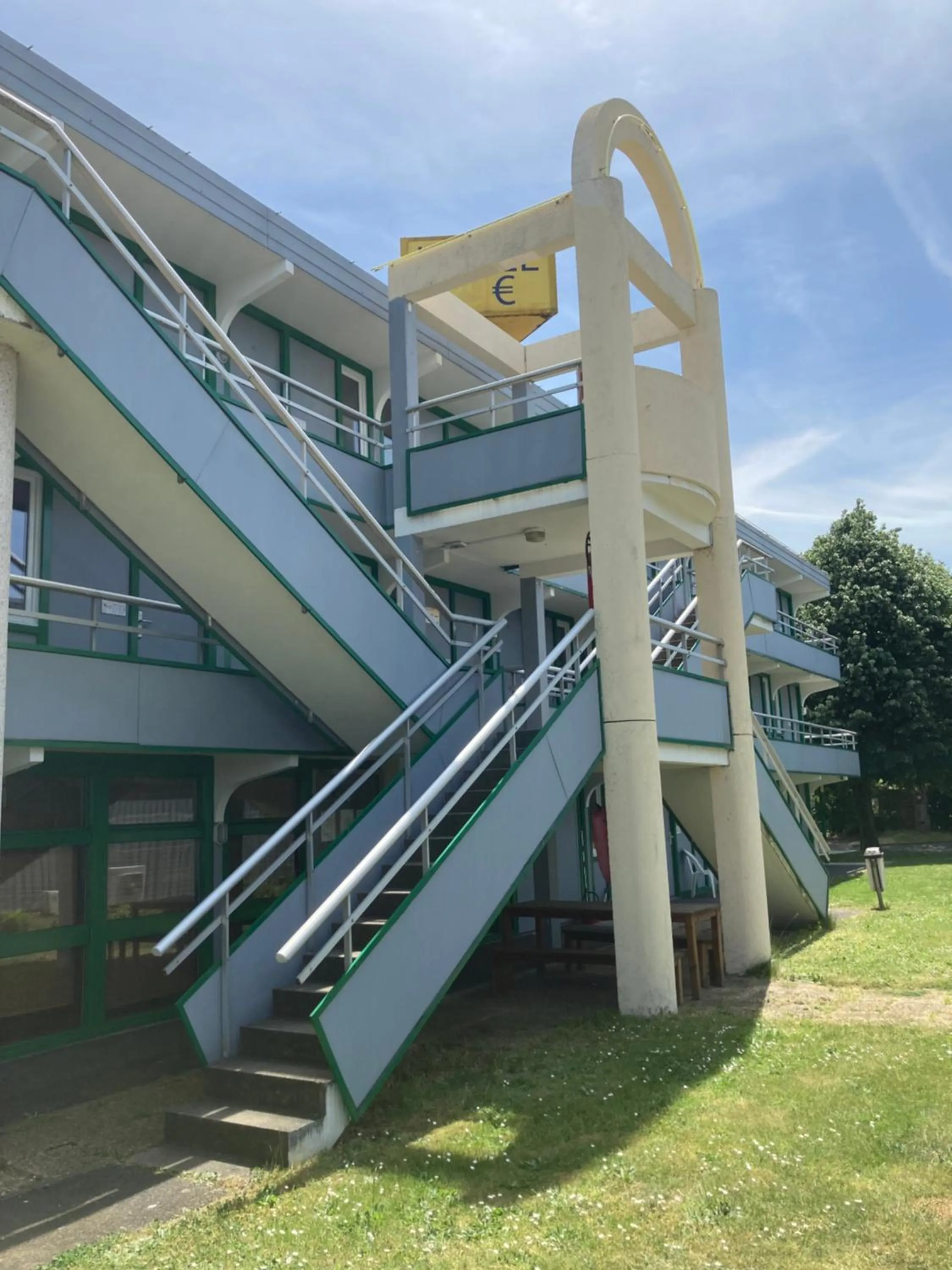 Property building in Nouvelle Classe Hotel