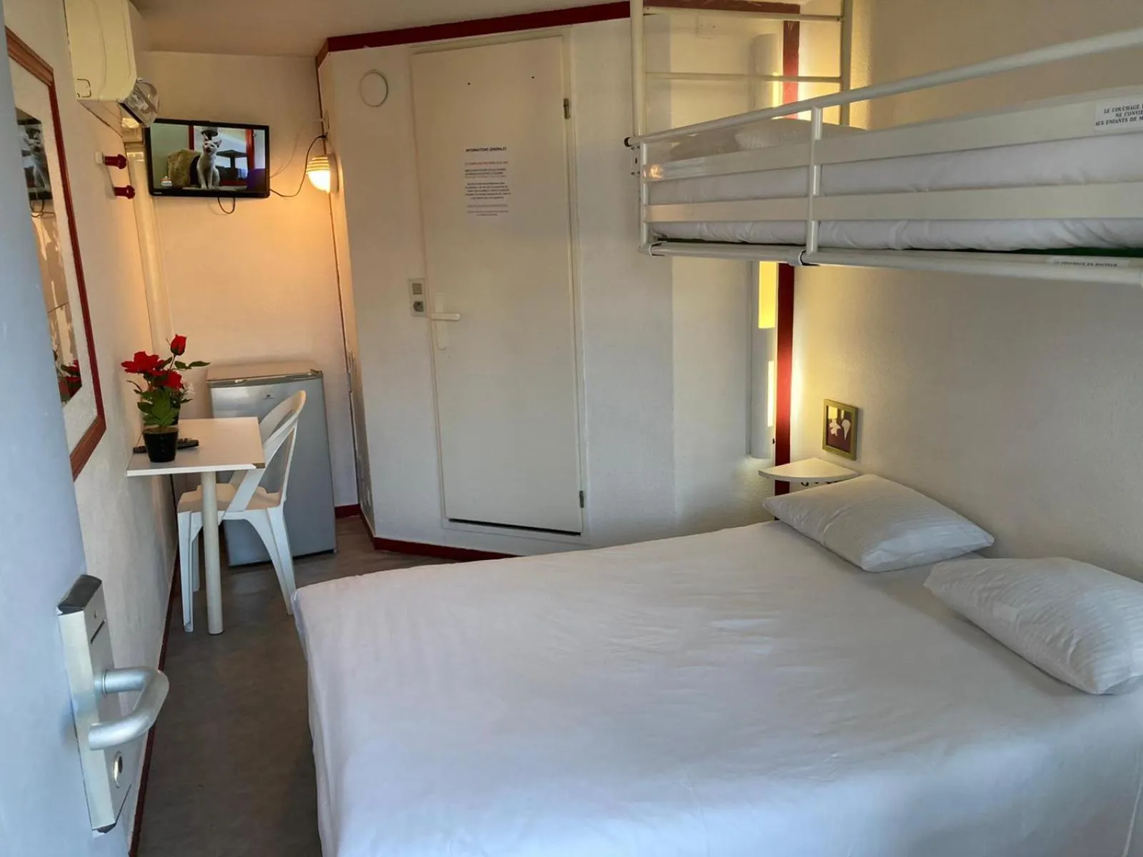 Photo of the whole room, Bed in Nouvelle Classe Hotel